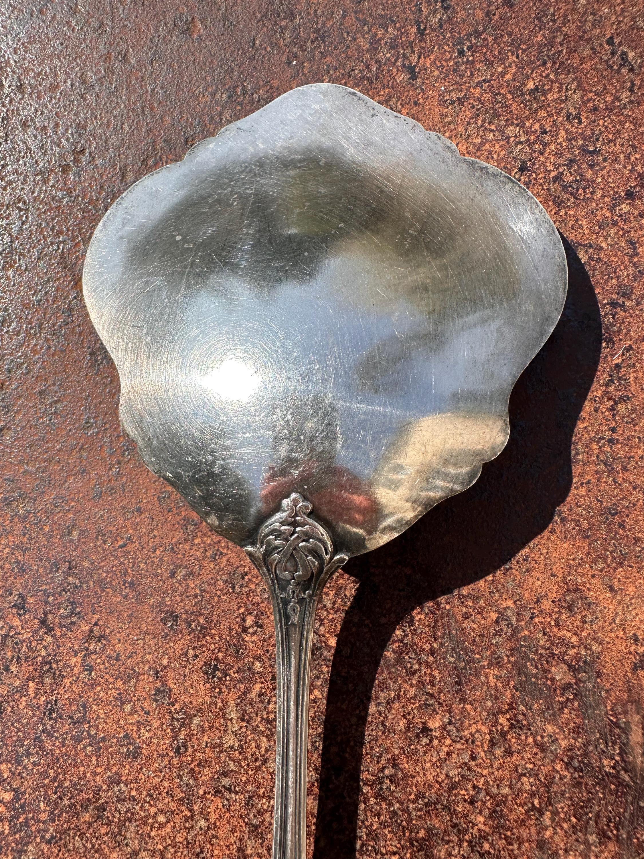 Cuillère à fraises ancienne en métal argenté – Style Art Nouveau