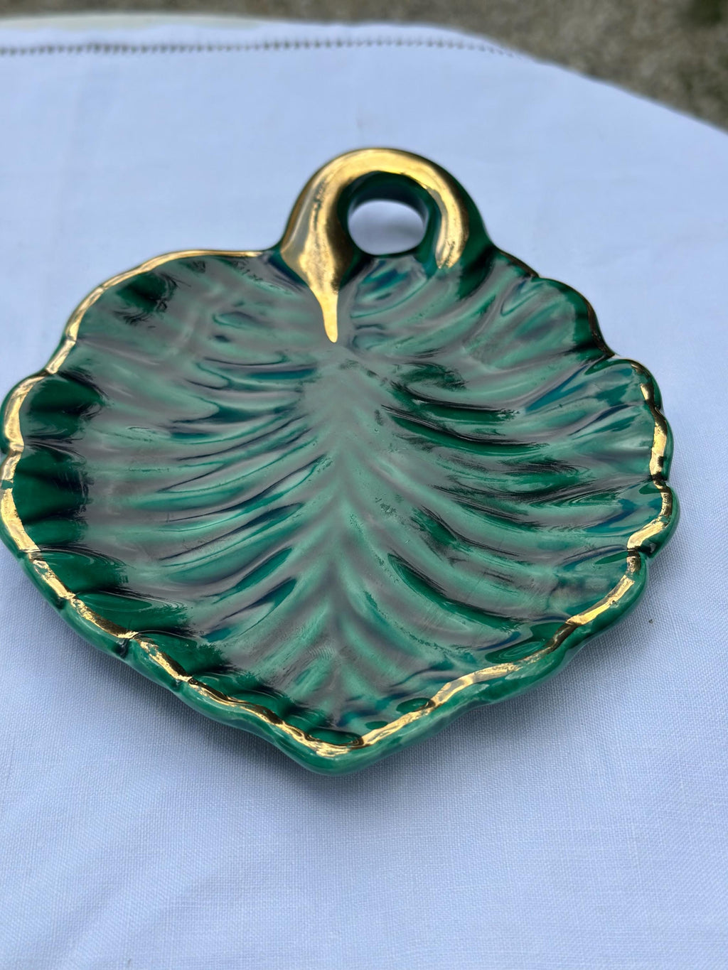 Petit plat en barbotine Lunéville – En forme de feuille de vign