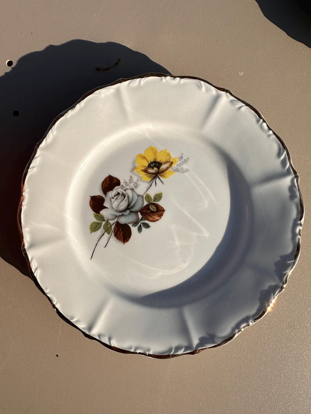 Assiettes Porcelaine Française Veronèse – Décor Floral Roses Jaune et Grise, Bordure festonnée dorée – Art de la Table Rétro - lot de 8