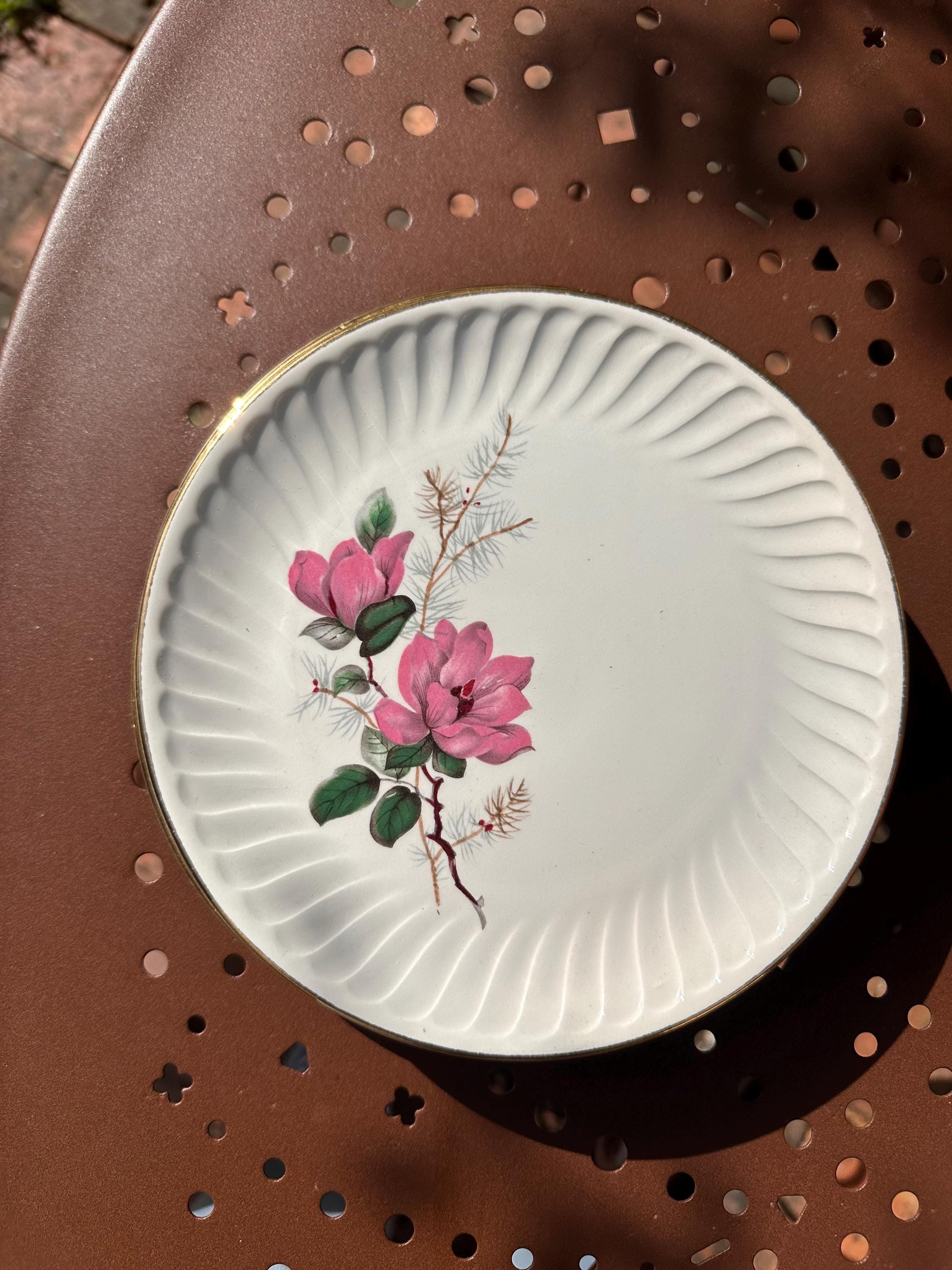 Assiettes Gien modèle «  Chenonceaux »  , bordure travaillée , fleurs roses , années 1960 - campagne chic - lot de 6