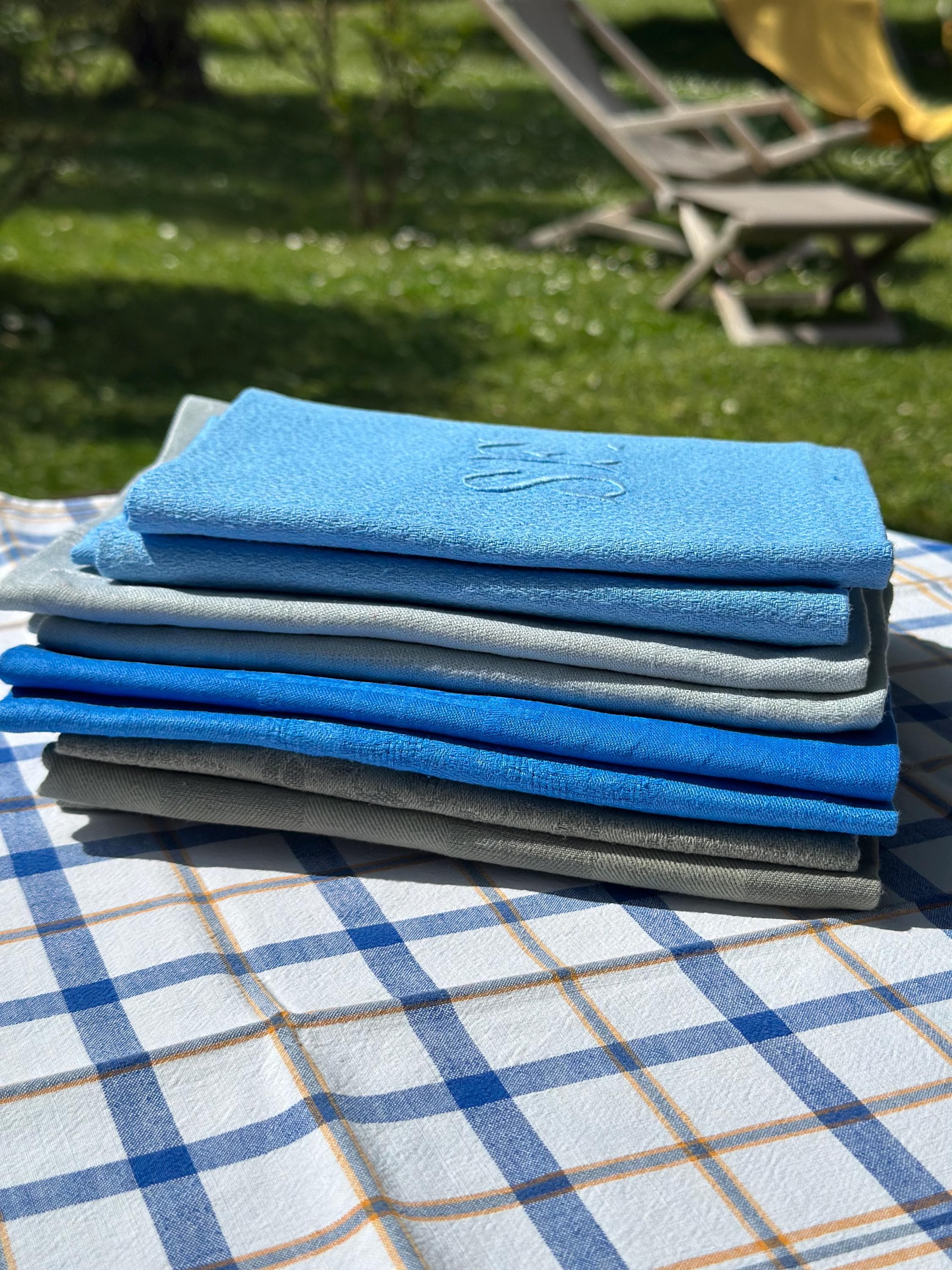 Lot de 8 Serviettes Anciennes Teintées – Monogrammes Brodés Mix & Match