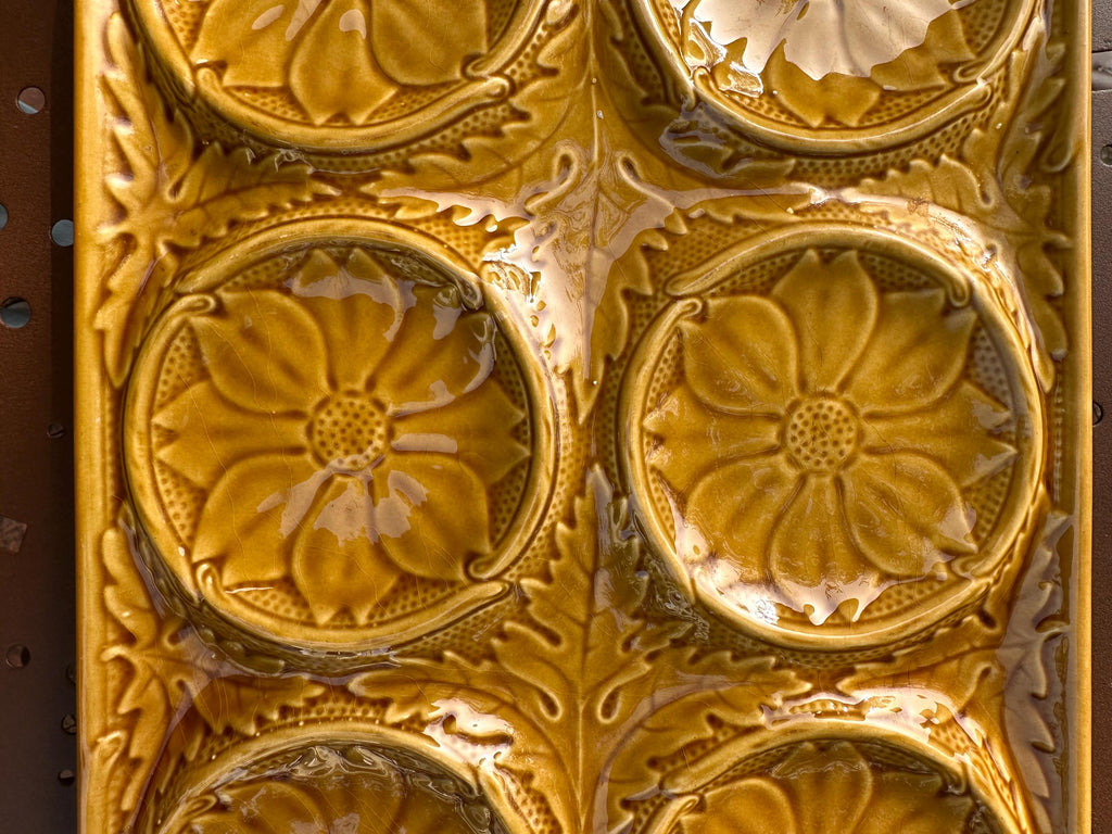 Plat à artichauts ancien en barbotine – Décor feuilles et compartiments