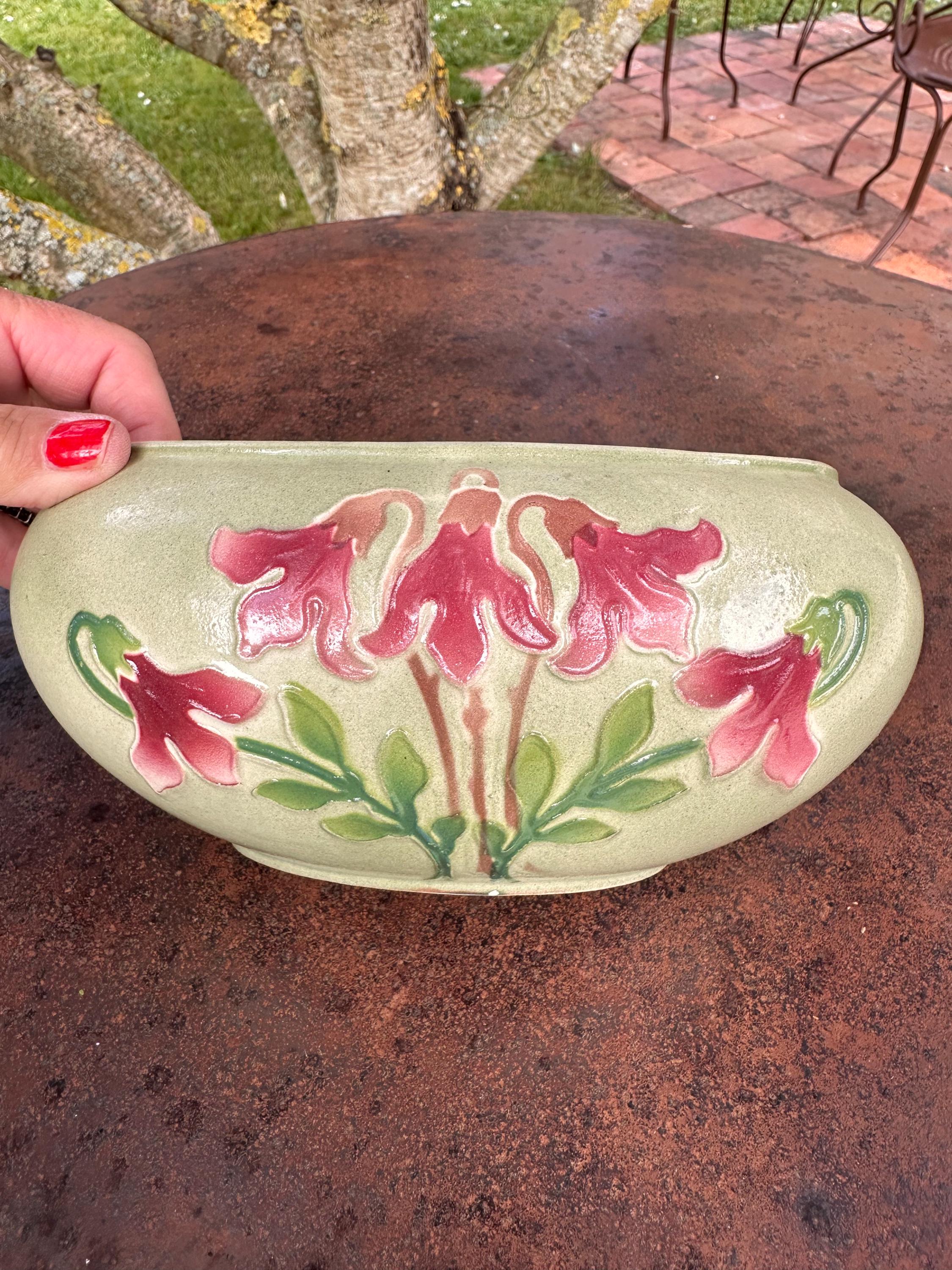 Jardinière ancienne en faïence de Saint-Clément – Décor floral en relief