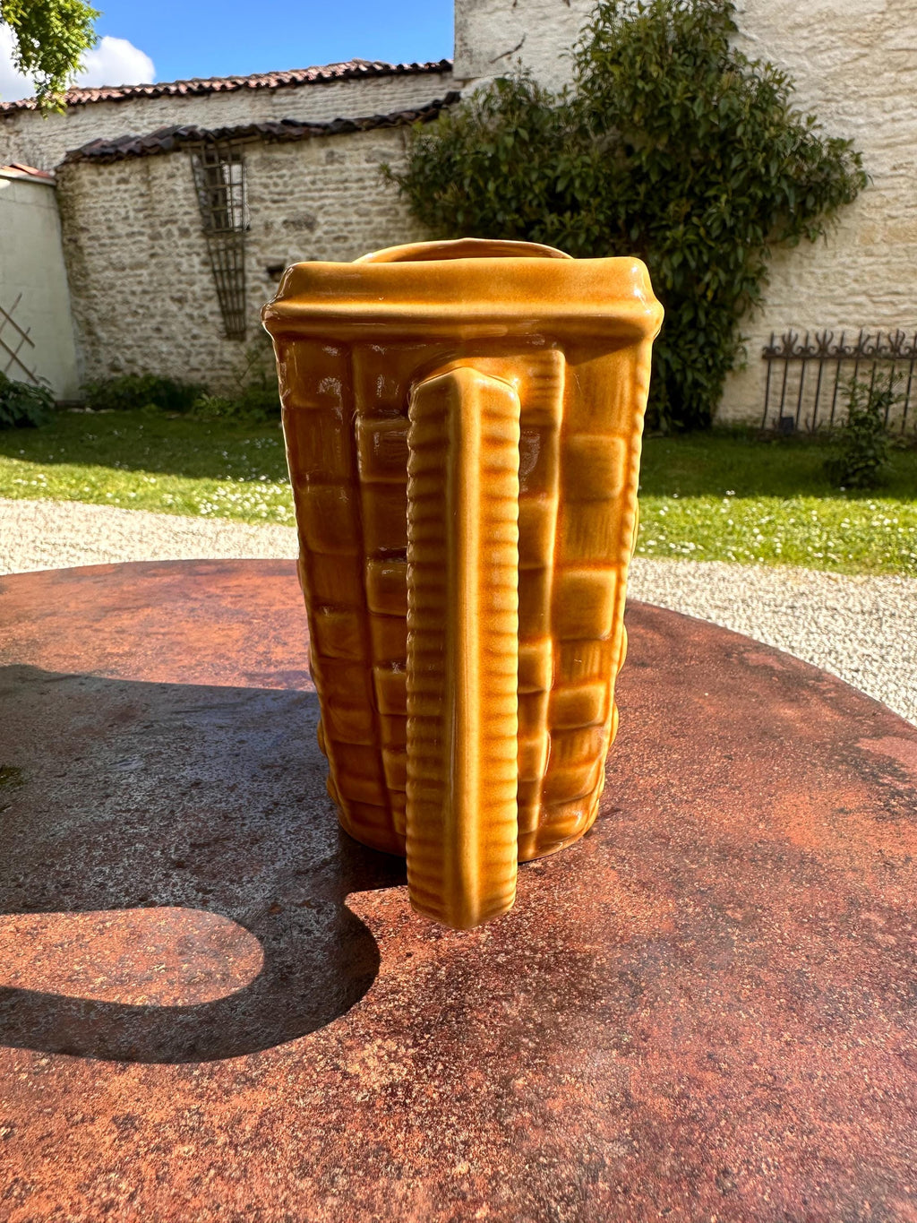 Pichet ancien en céramique jaune moutarde – Décor vanné