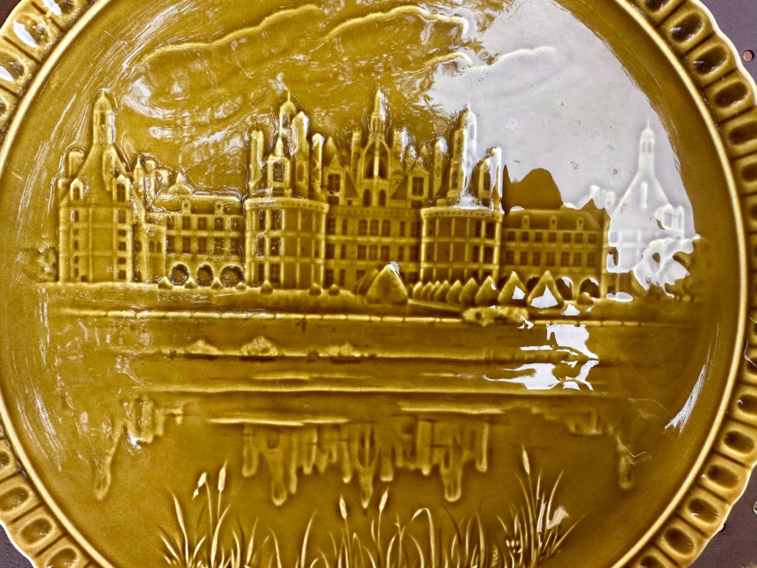 Grand plat à oreilles en faïence de Gien – Décor Château de Chambord