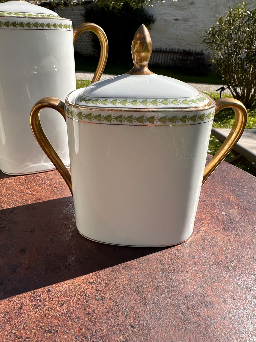 Service à café Raynaud Limoges – Porcelaine blanche, dorure et frise verte