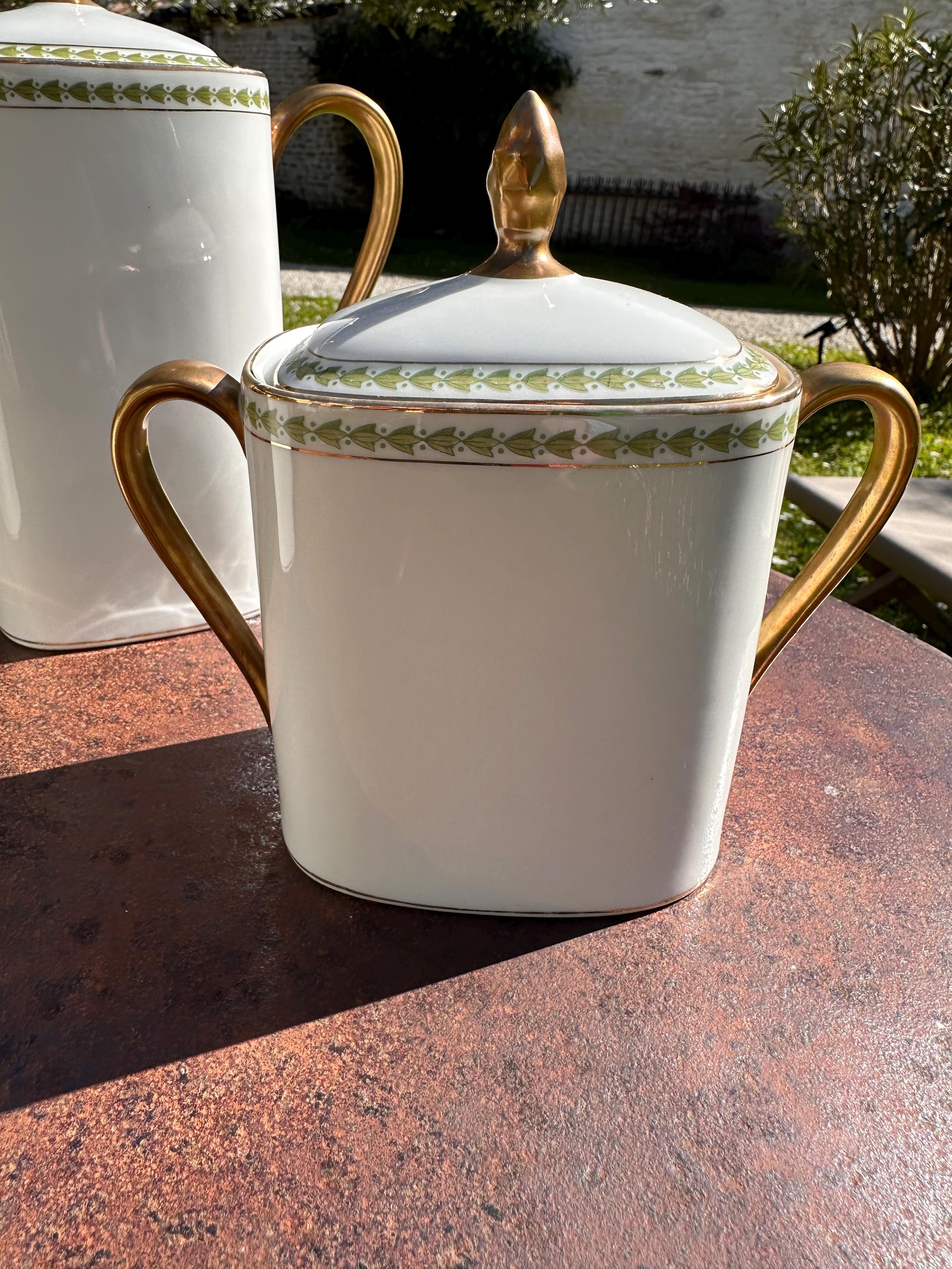 Service à café Raynaud Limoges – Porcelaine blanche, dorure et frise verte