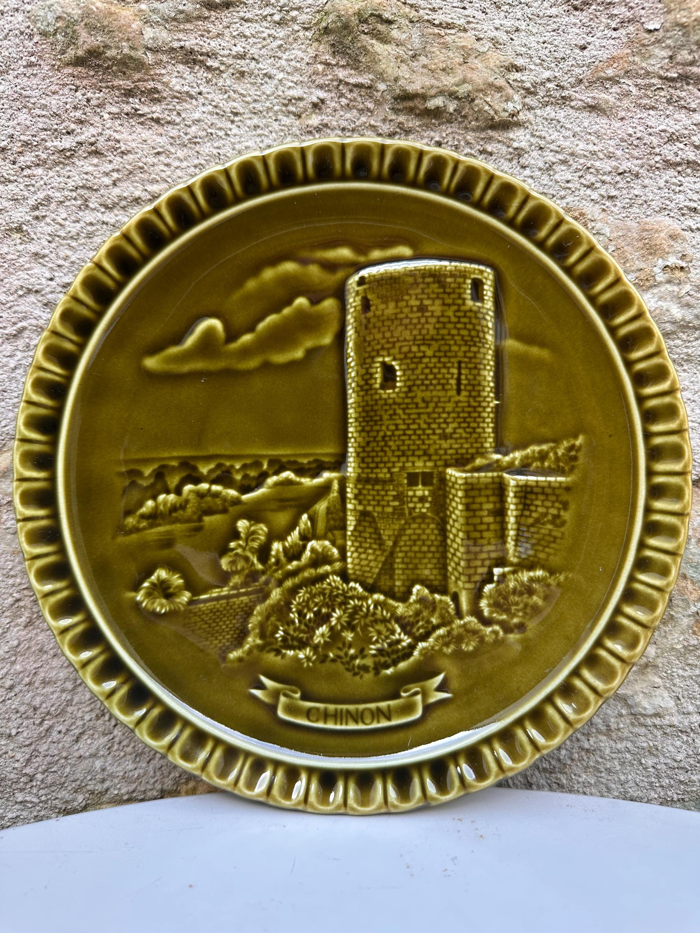 Rare 12 Assiettes Gien France - Châteaux de la Loire - Édition Spéciale "Anjou Vinicole" - Céramique Vintage Vert Olive Miel