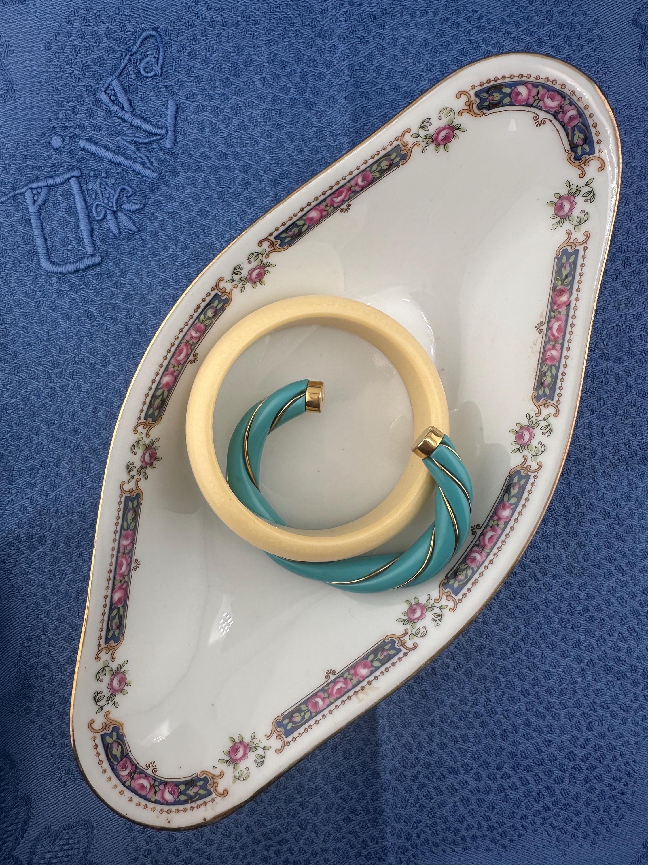 Bernardaud - Ravier Coupelle de service Ravier, Bernardaud & Cie , Limoges, porcelaine ancienne à décor de rose et bleue, début 19 ème