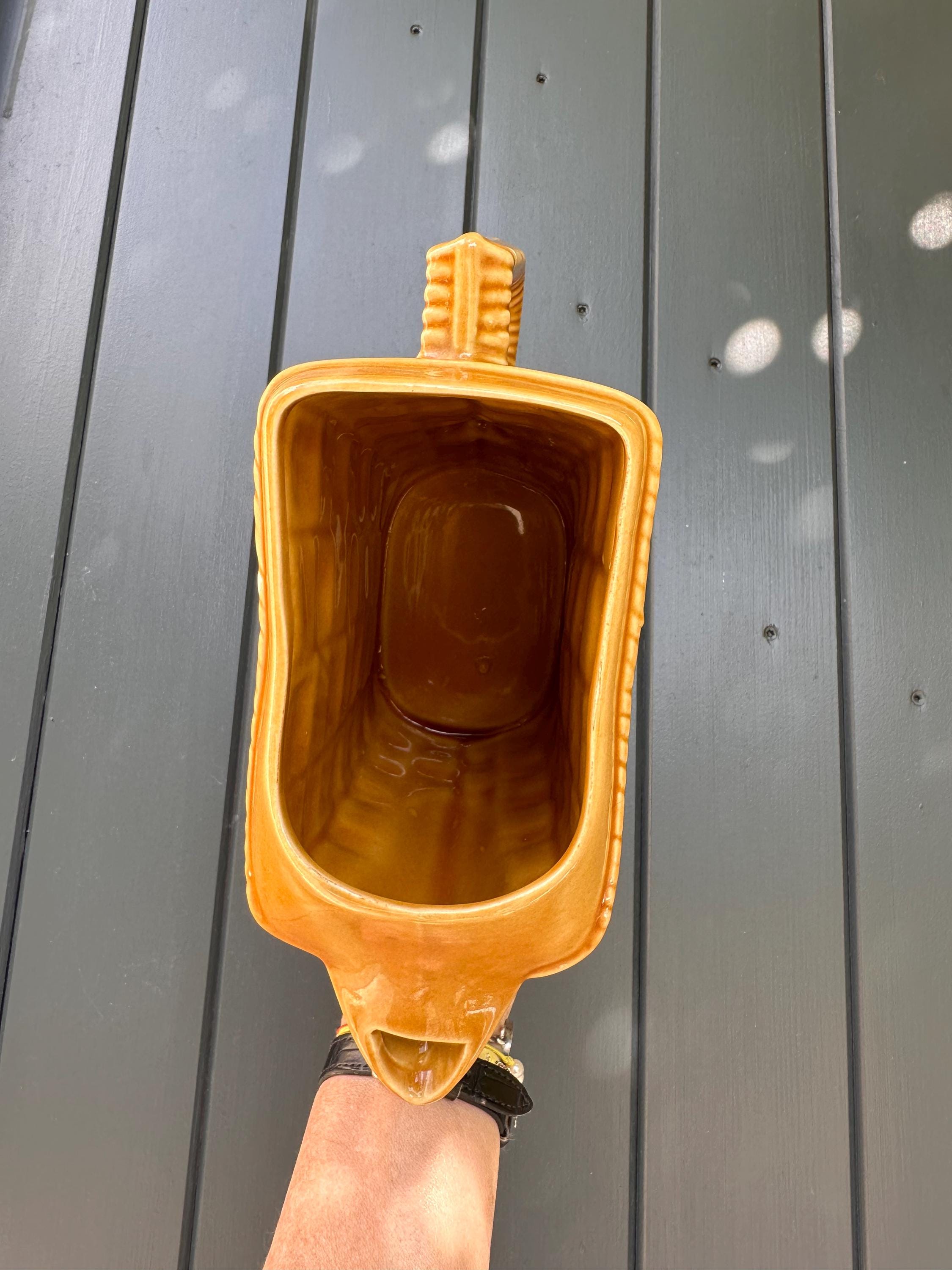 Pichet ancien en céramique jaune moutarde – Décor vanné