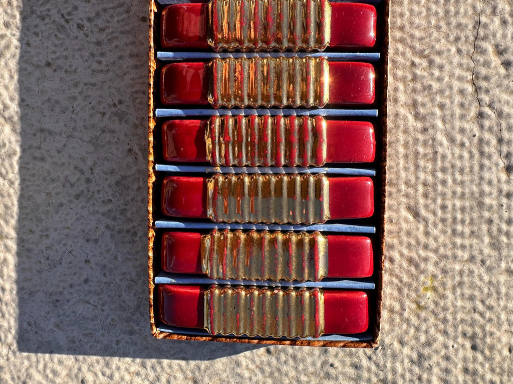 Porte-couteaux Art Déco – Verre Rouge Sang ,doré et design géométrique – Art de la Table Français années 50 - lot de 6
