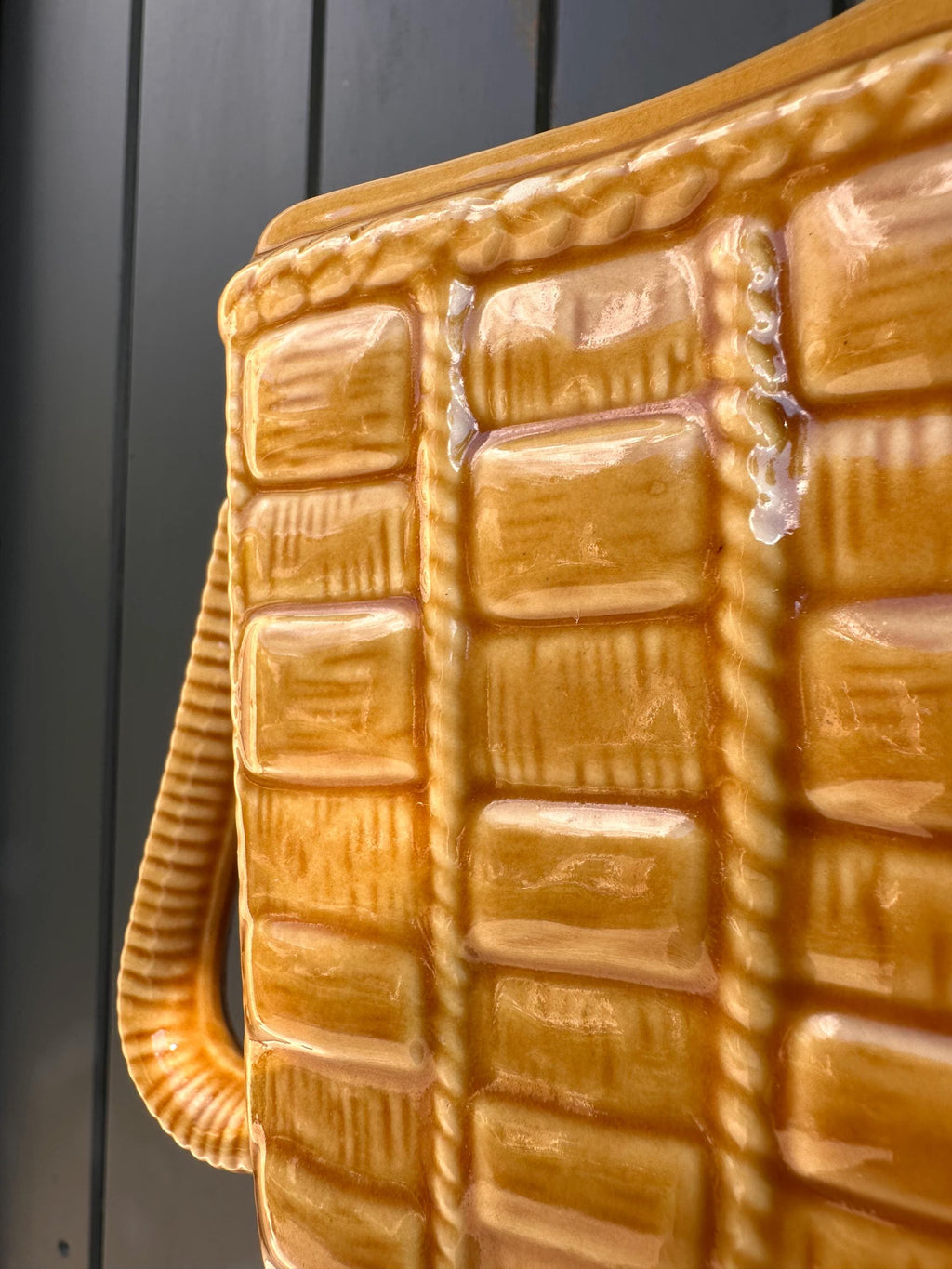 Pichet ancien en céramique jaune moutarde – Décor vanné