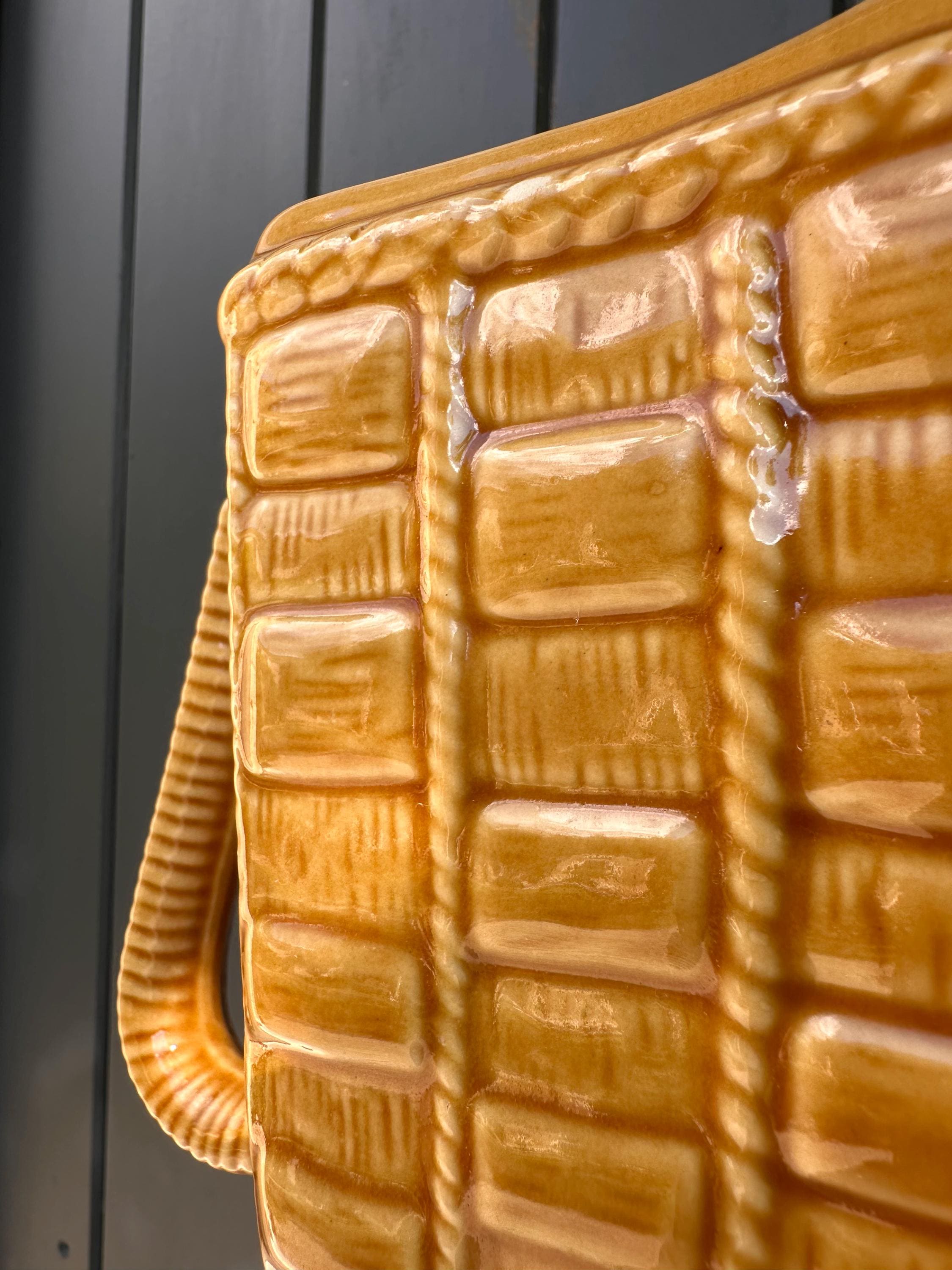Pichet ancien en céramique jaune moutarde – Décor vanné