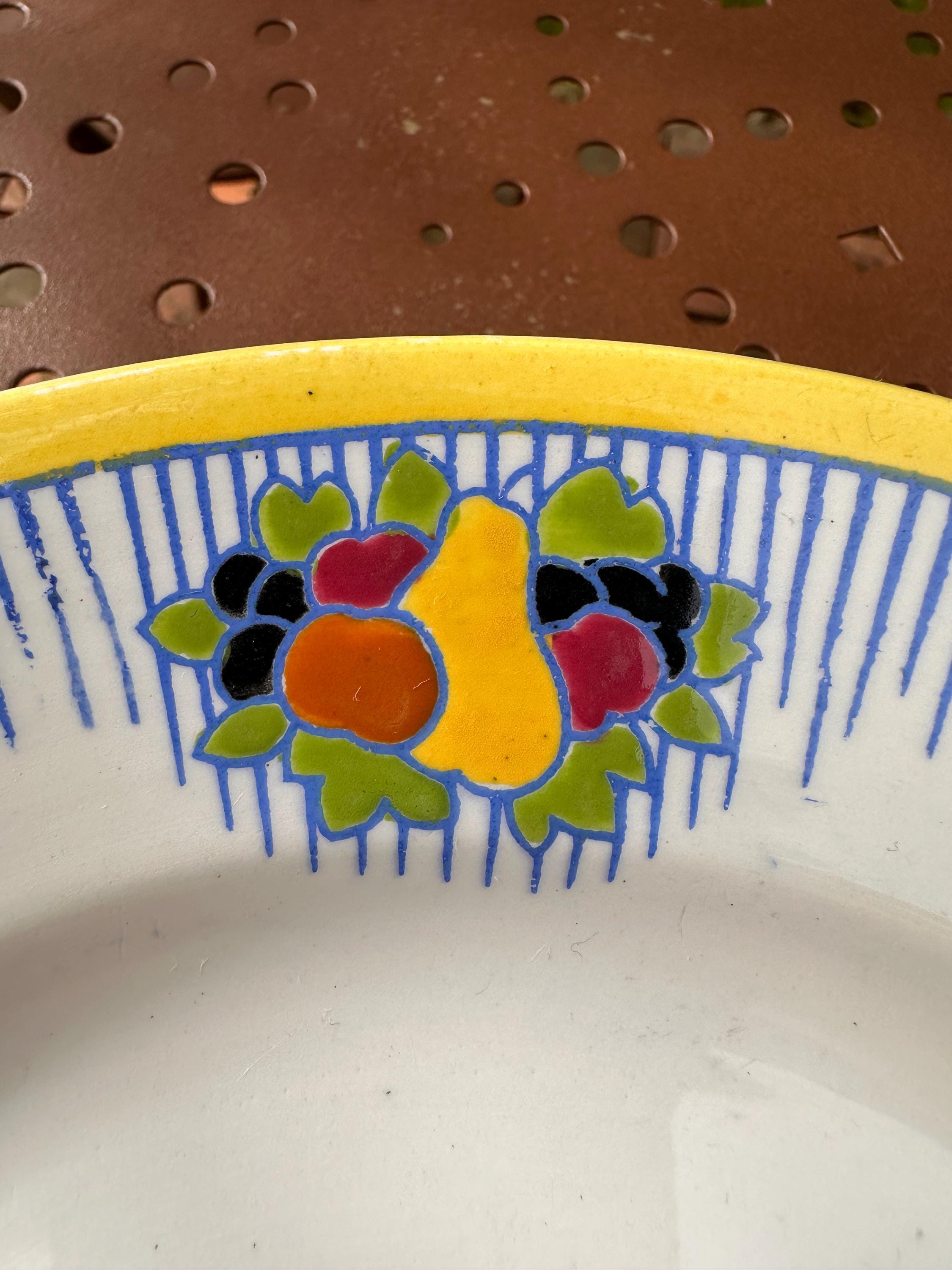 Coupe sur pied vintage Boch Belgique – Décor fruits et rayures bleues