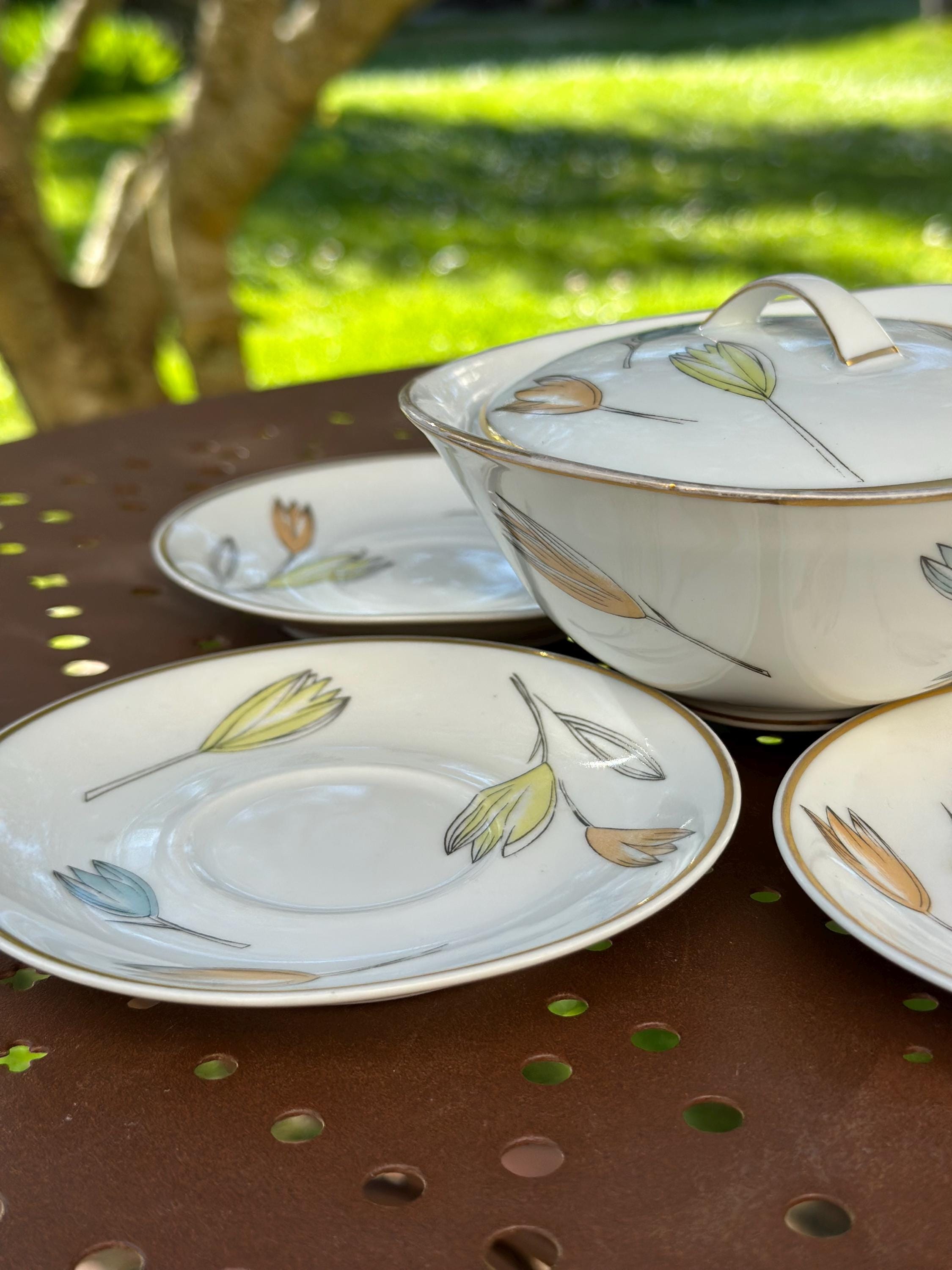 Bernardaud Coupelles et pot à couvercle Design "Line Art" Limoges Bernardaud – Style 50  Filaire – Pastel Scandinave et Or - lot de 5