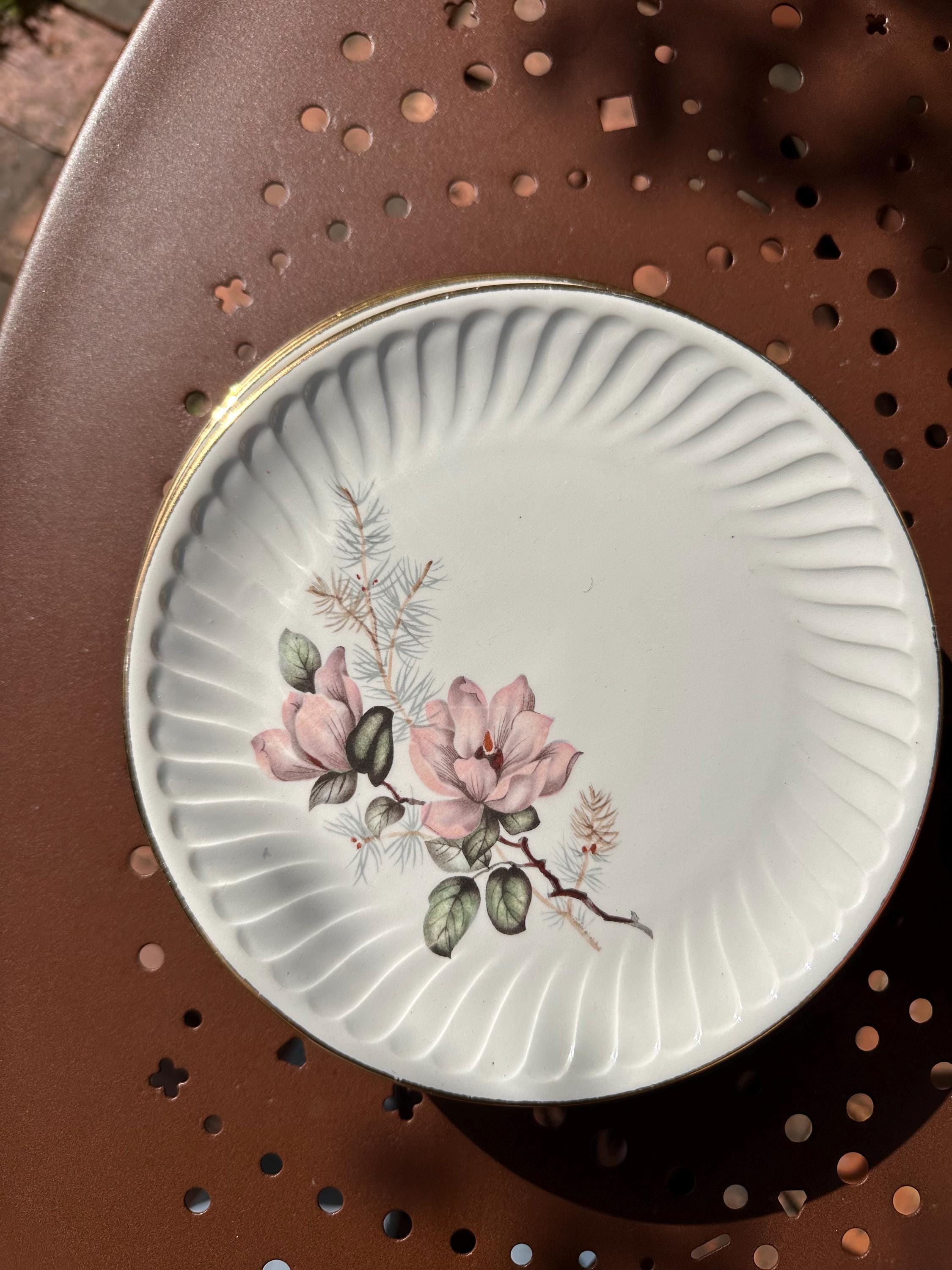Assiettes Gien modèle «  Chenonceaux »  , bordure travaillée , fleurs roses , années 1960 - campagne chic - lot de 6