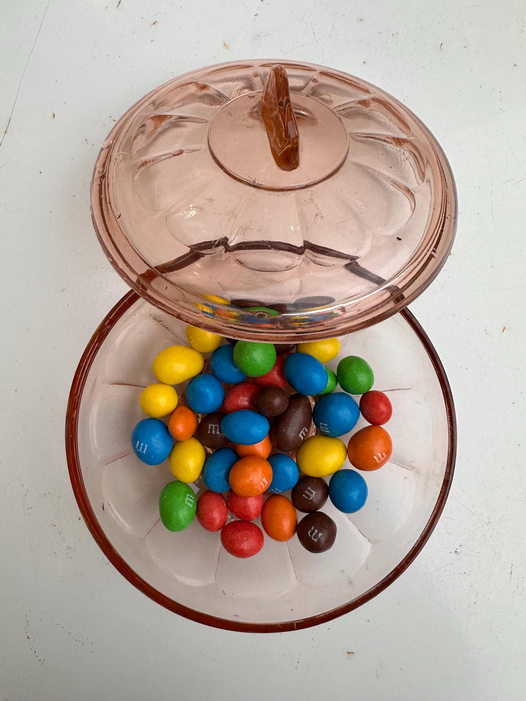 Bonbonnière ancienne en verre rose – Modèle Pétales