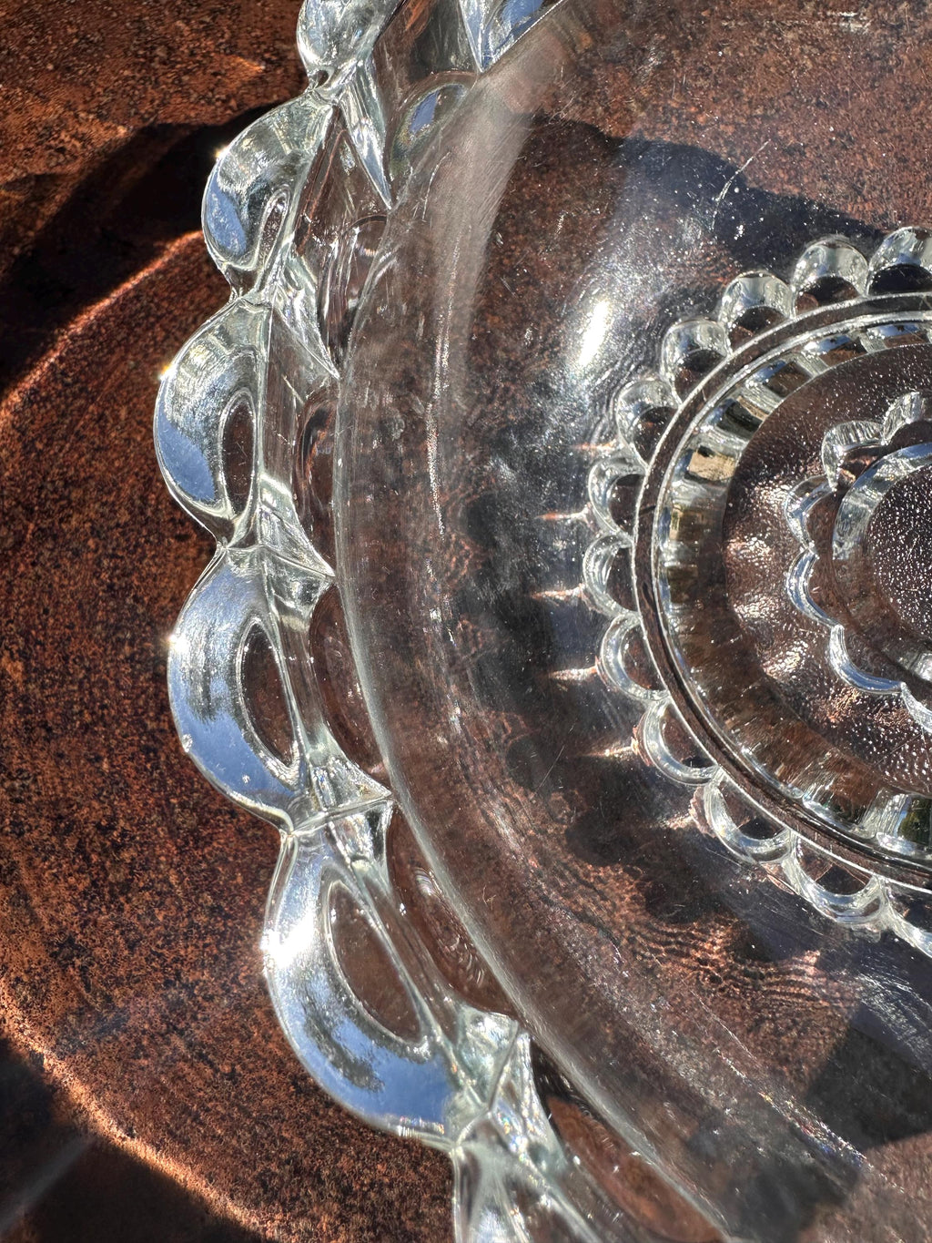 Saladier ancien en verre moulé – Bordure festonnée vintage