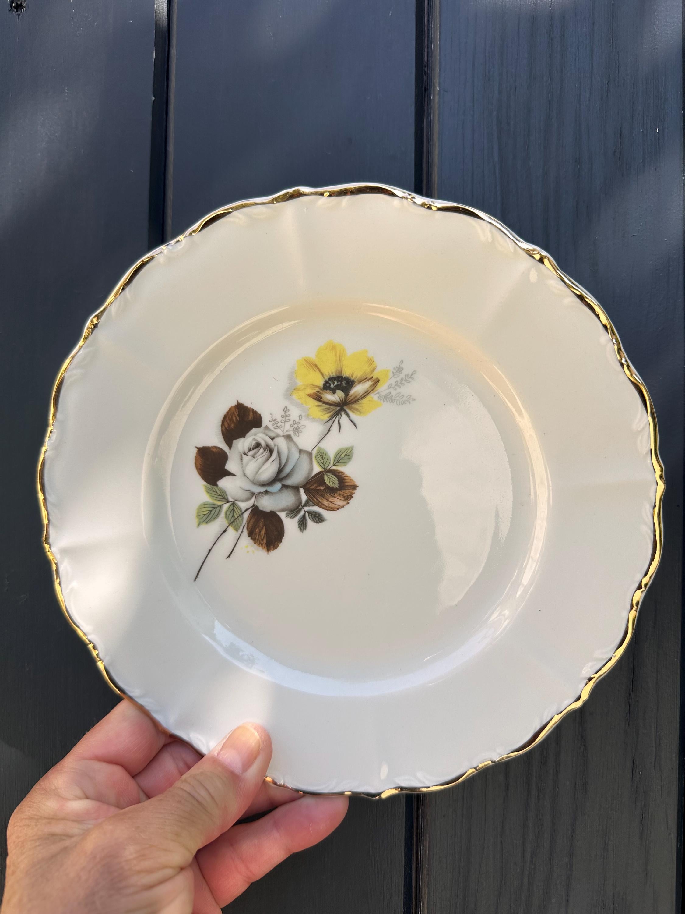 Assiettes Porcelaine Française Veronèse – Décor Floral Roses Jaune et Grise, Bordure festonnée dorée – Art de la Table Rétro - lot de 8