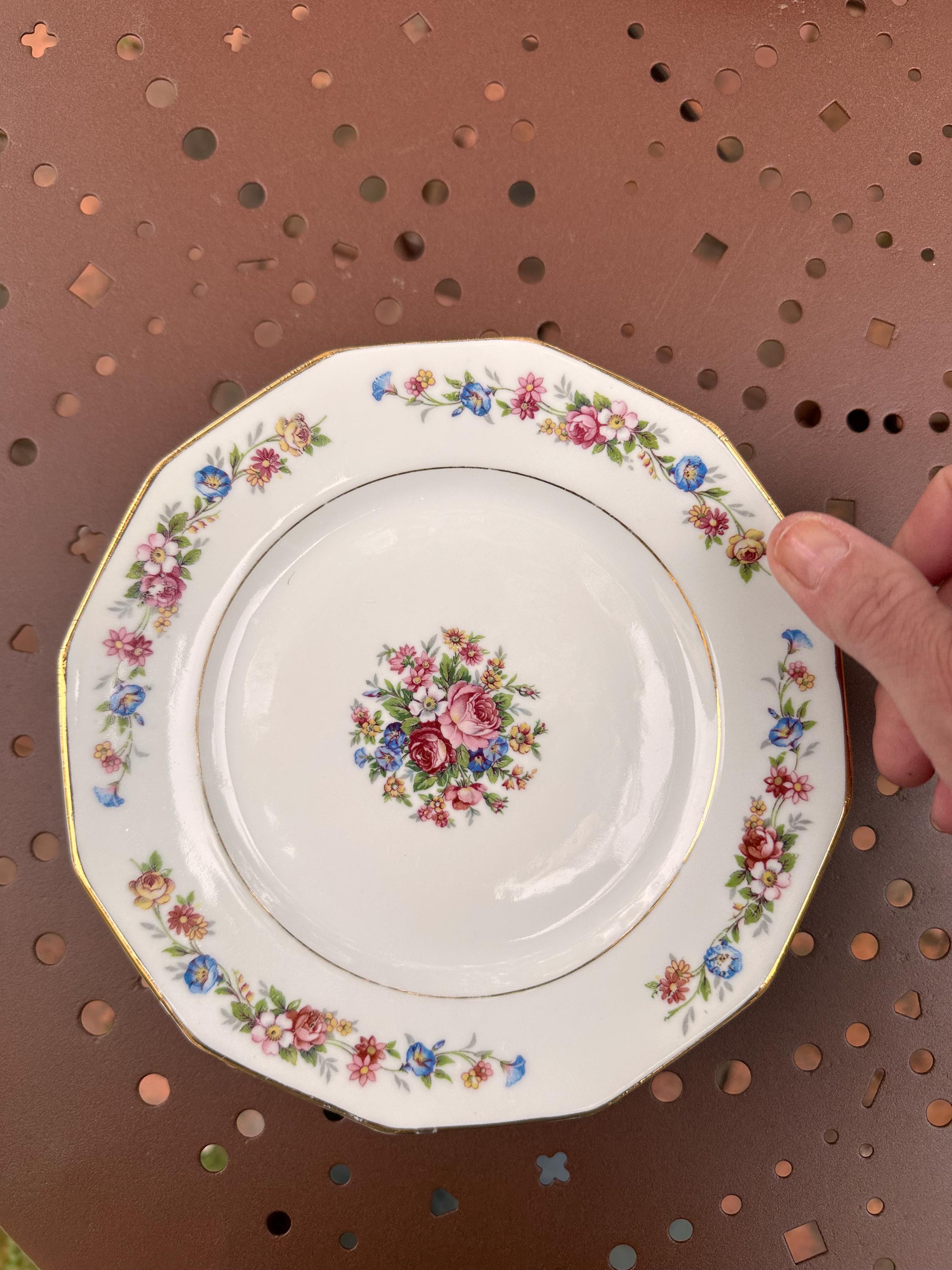 Vintage S.I.P France Dessert Plates - White Porcelain with Floral Pattern and Gilded Rim - Shabby Chic / Country Chic Style - Set of 6