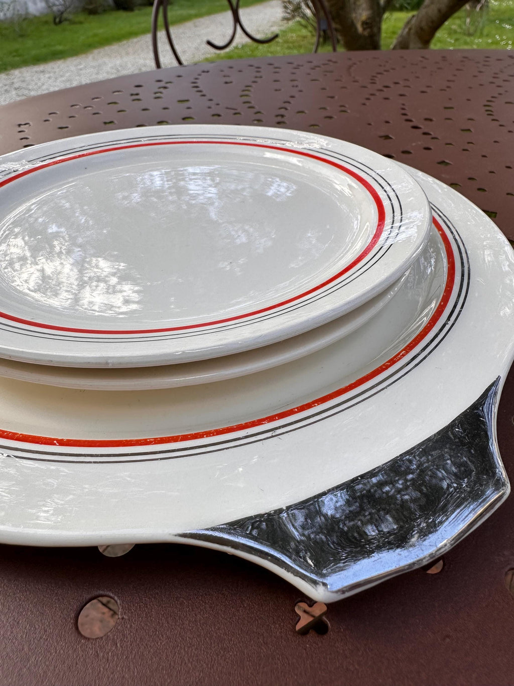 Plat à gâteaux Vintage Boch Frères La Louvière - Plat à Oreilles Argenté et 2 Assiettes - Art Déco Belgique - Rouge noir argent - mix&match