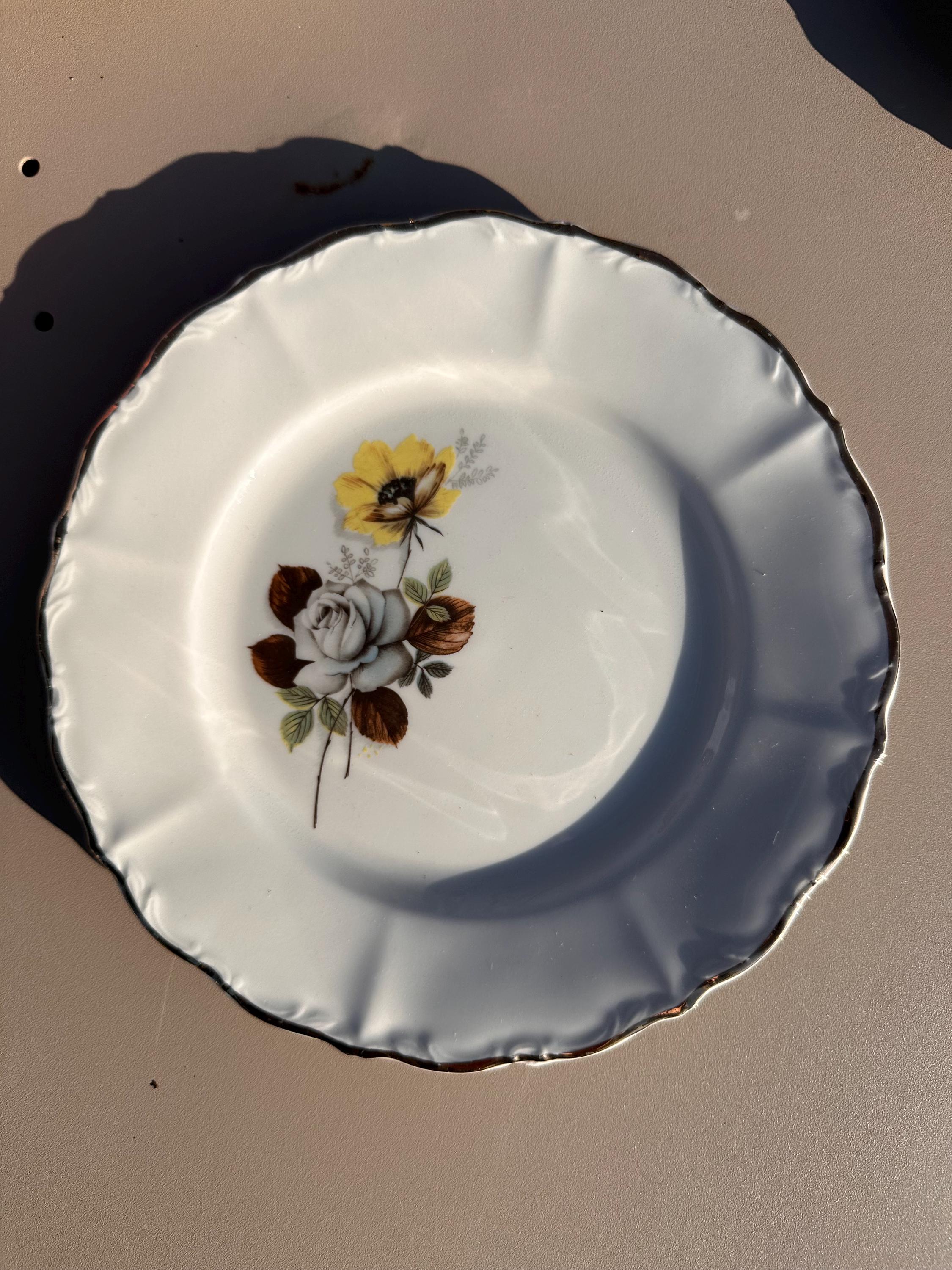 Assiettes Porcelaine Française Veronèse – Décor Floral Roses Jaune et Grise, Bordure festonnée dorée – Art de la Table Rétro - lot de 8