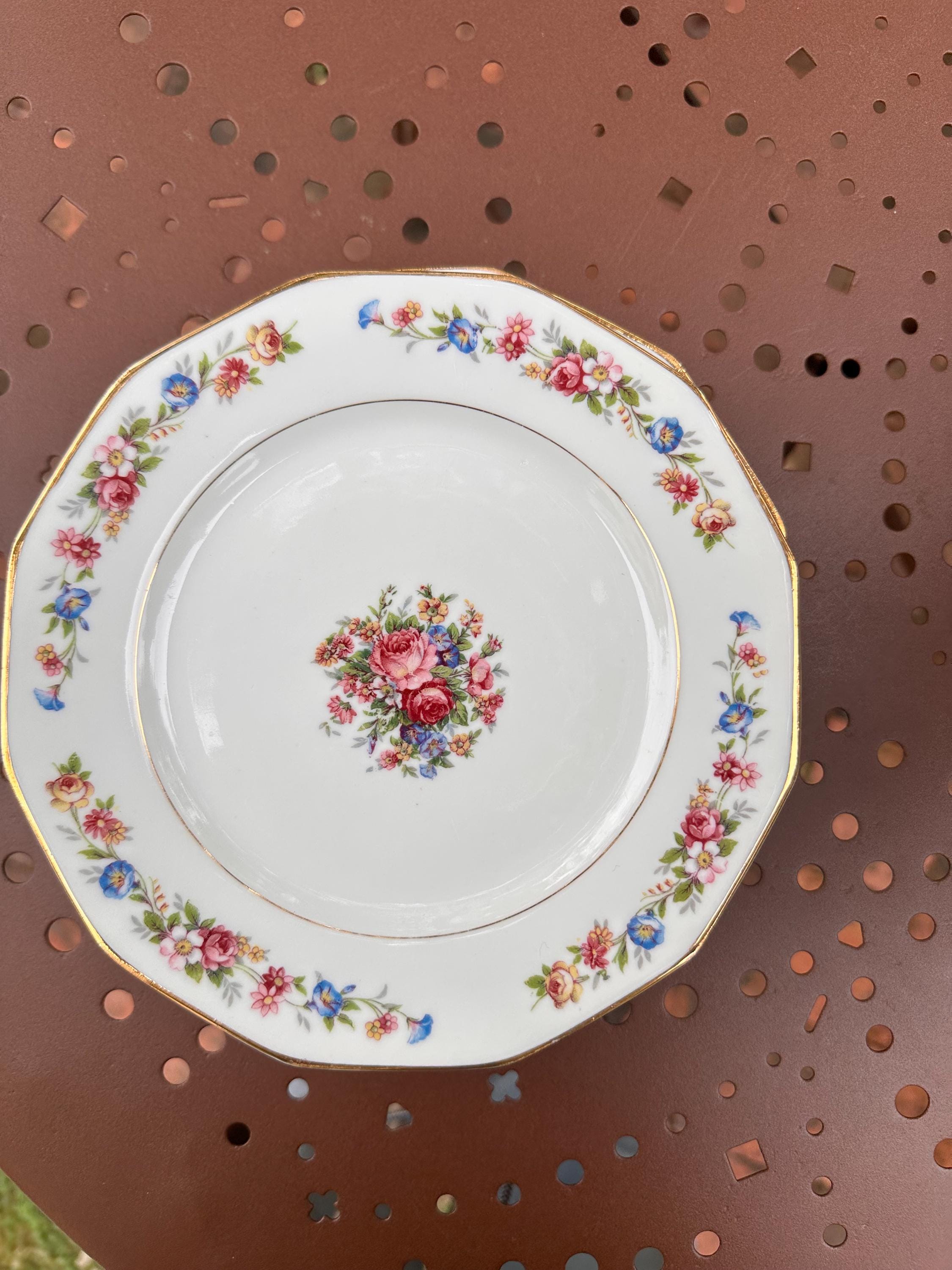 Vintage S.I.P France Dessert Plates - White Porcelain with Floral Pattern and Gilded Rim - Shabby Chic / Country Chic Style - Set of 6