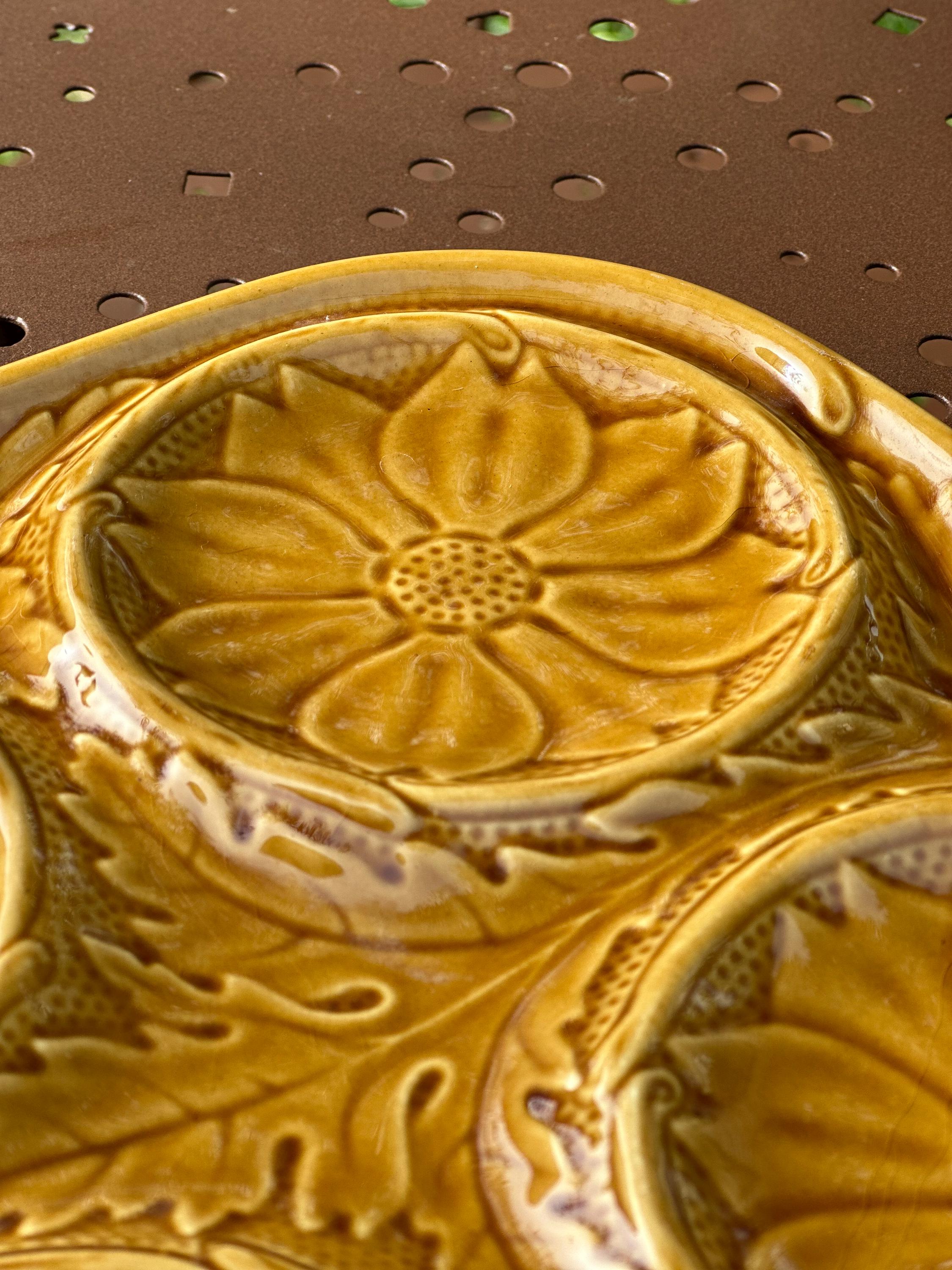 Plat à artichauts ancien en barbotine – Décor feuilles et compartiments