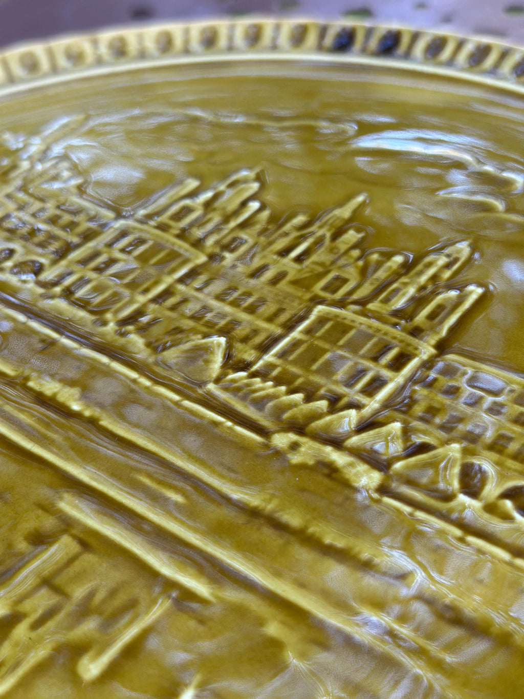 Grand plat à oreilles en faïence de Gien – Décor Château de Chambord