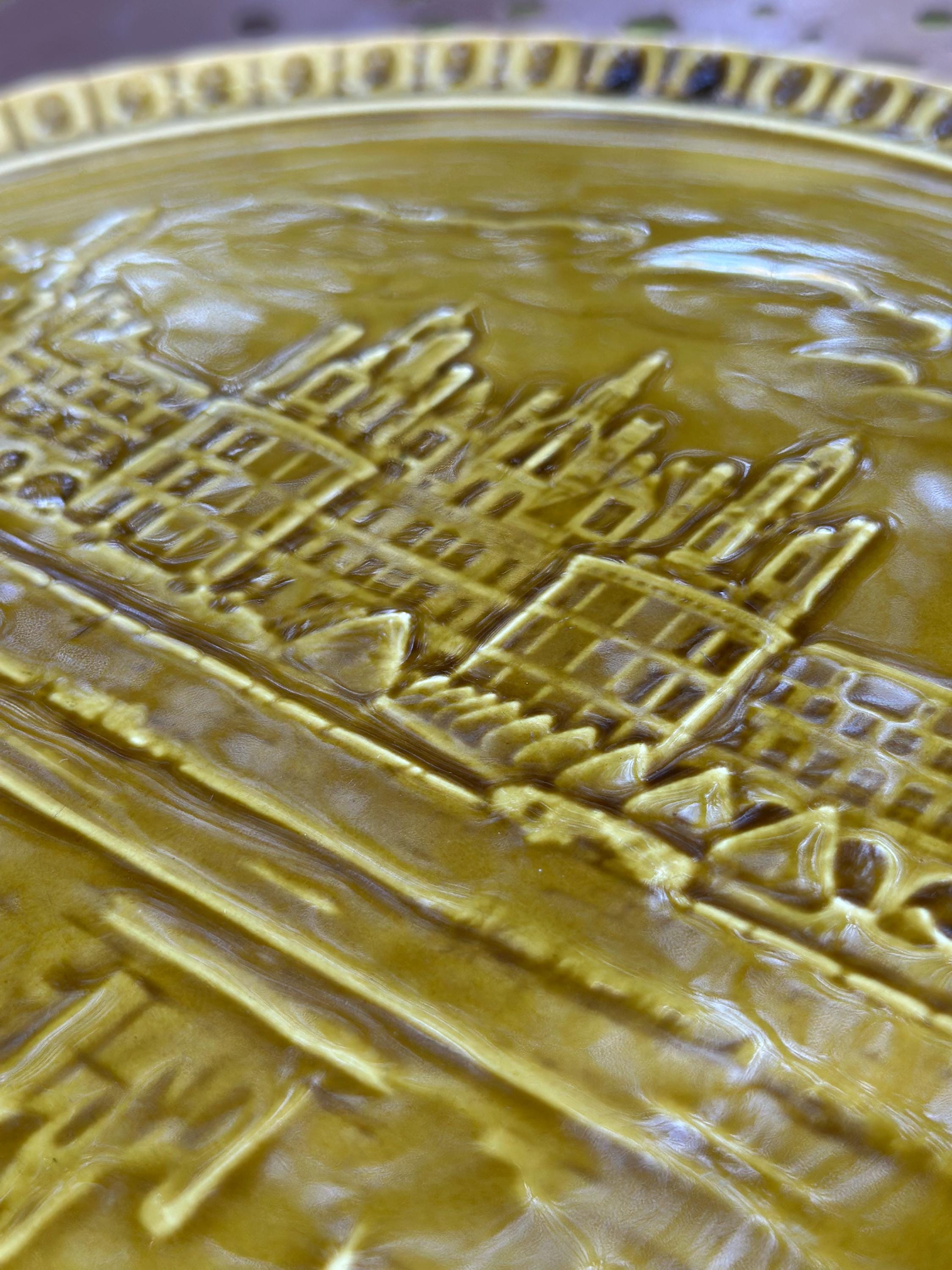 Grand plat à oreilles en faïence de Gien – Décor Château de Chambord