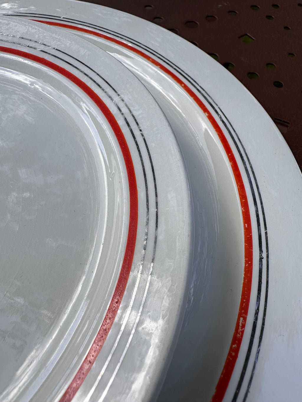 Plat à gâteaux Vintage Boch Frères La Louvière - Plat à Oreilles Argenté et 2 Assiettes - Art Déco Belgique - Rouge noir argent - mix&match