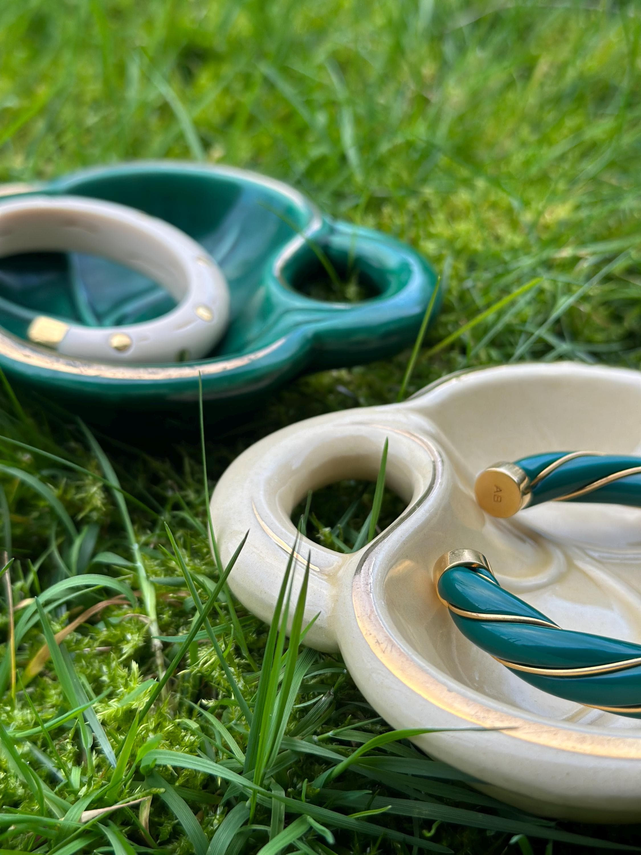 Vintage Ceramic Clover Leaf Trinket Dishes – Mid-Century Gilded Decoration – Emerald Green and Cream - Set of 2