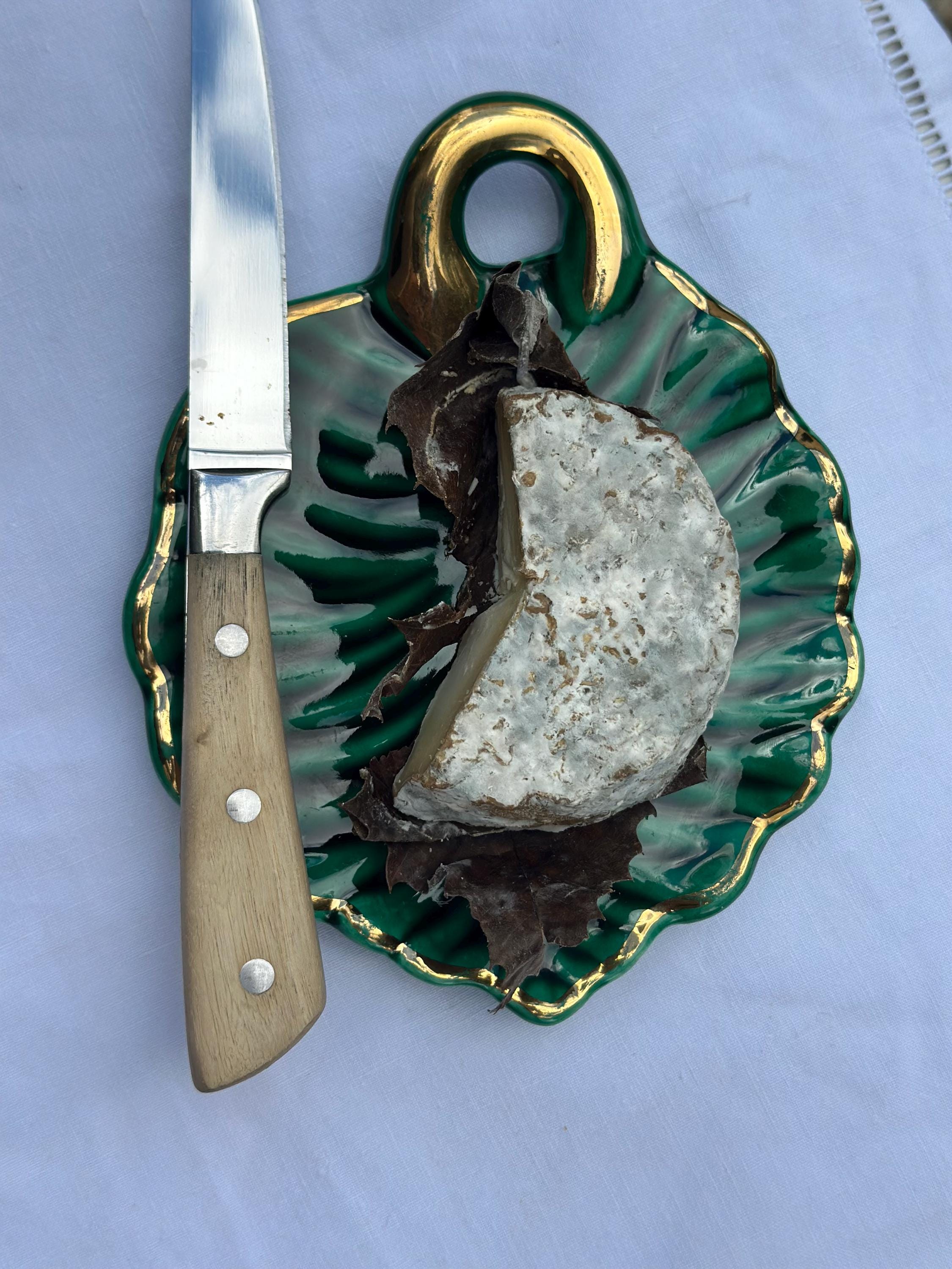 Petit plat en barbotine Lunéville – En forme de feuille de vign