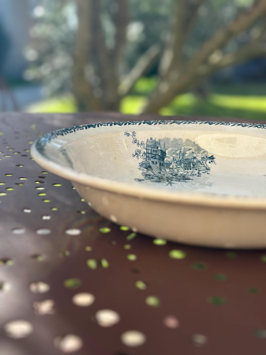 Grand plat creux en terre de fer Pexonne – Décor champêtre bleu
