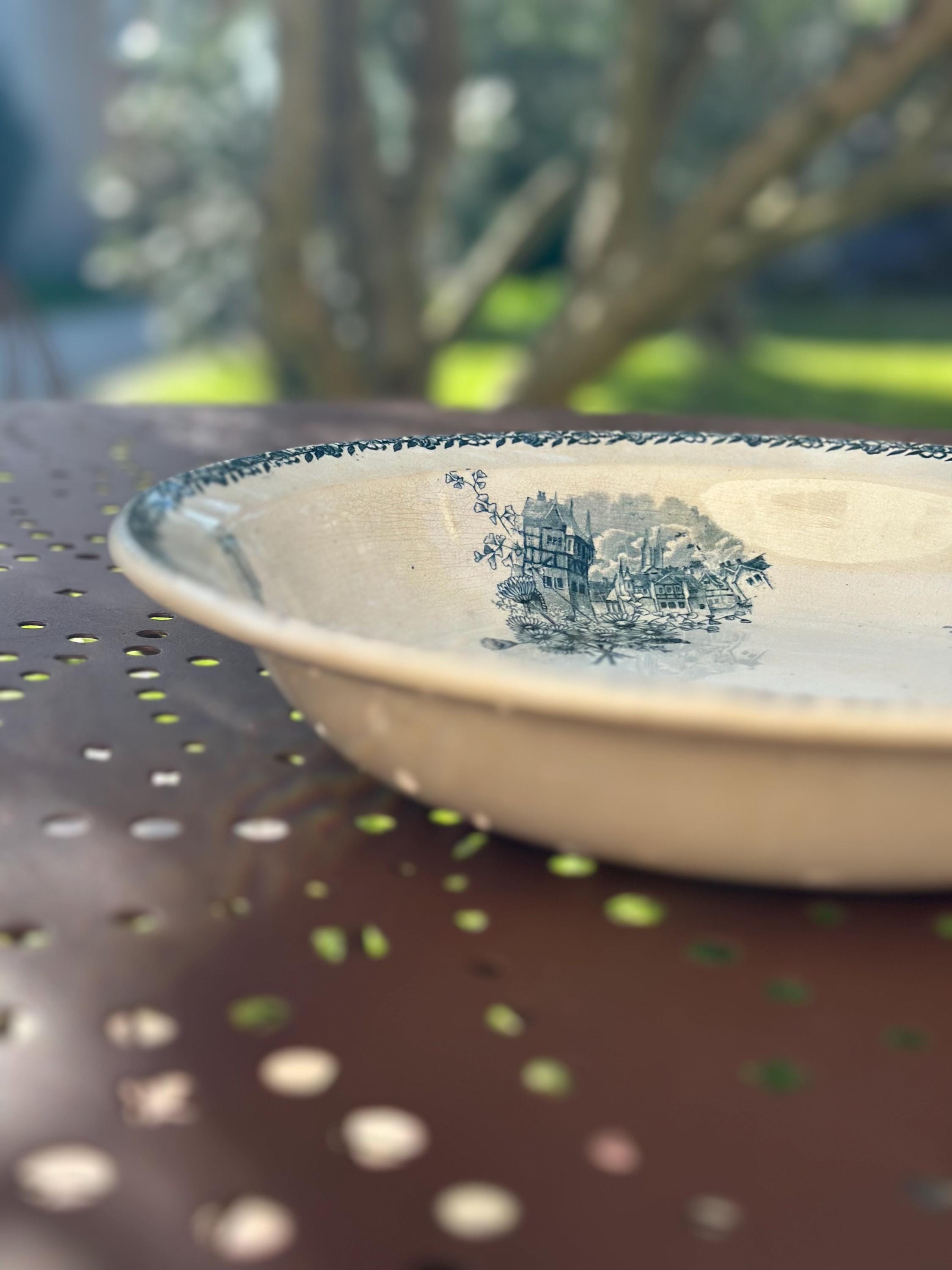 Grand plat creux en terre de fer Pexonne – Décor champêtre bleu