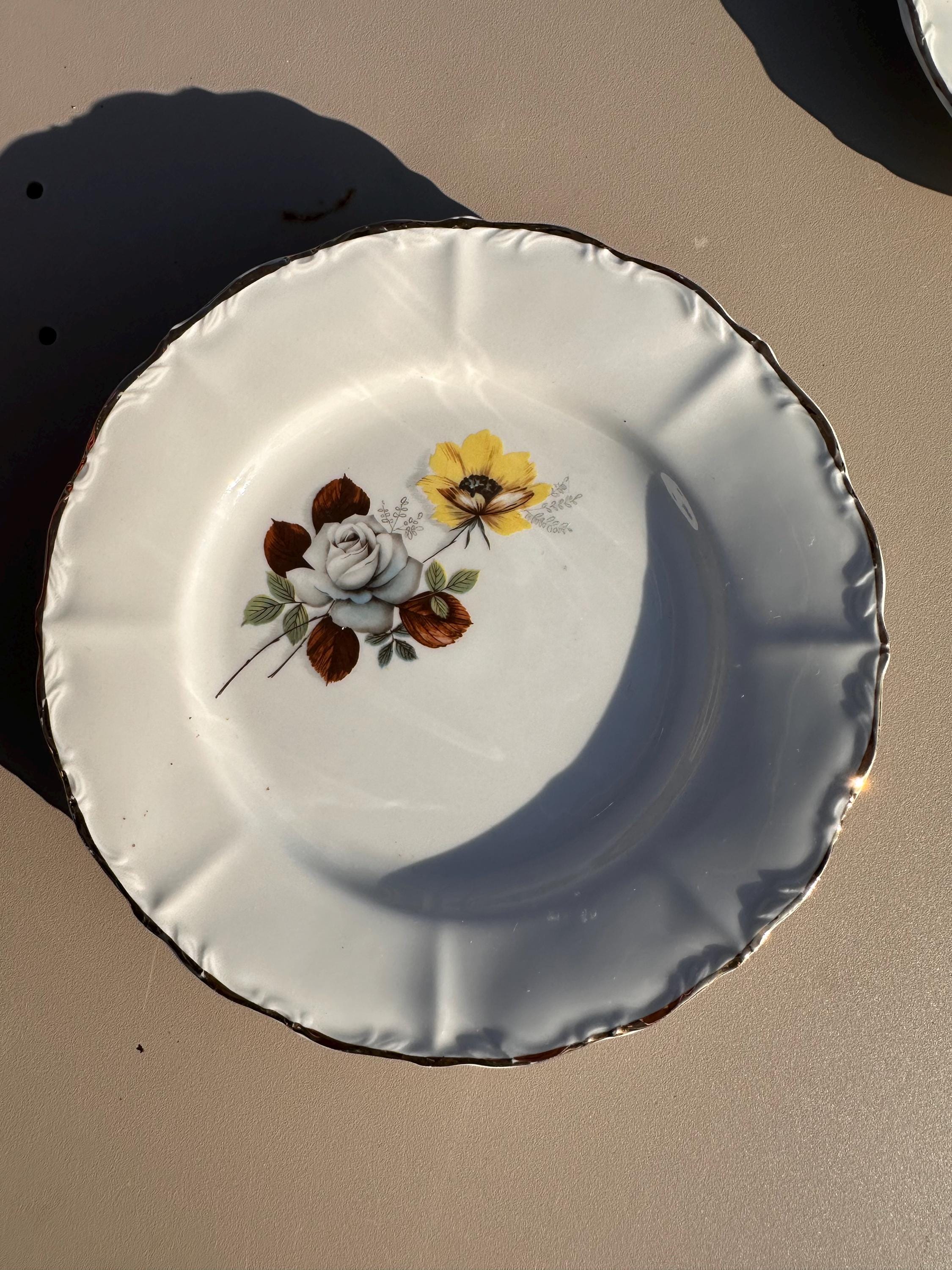 Assiettes Porcelaine Française Veronèse – Décor Floral Roses Jaune et Grise, Bordure festonnée dorée – Art de la Table Rétro - lot de 8