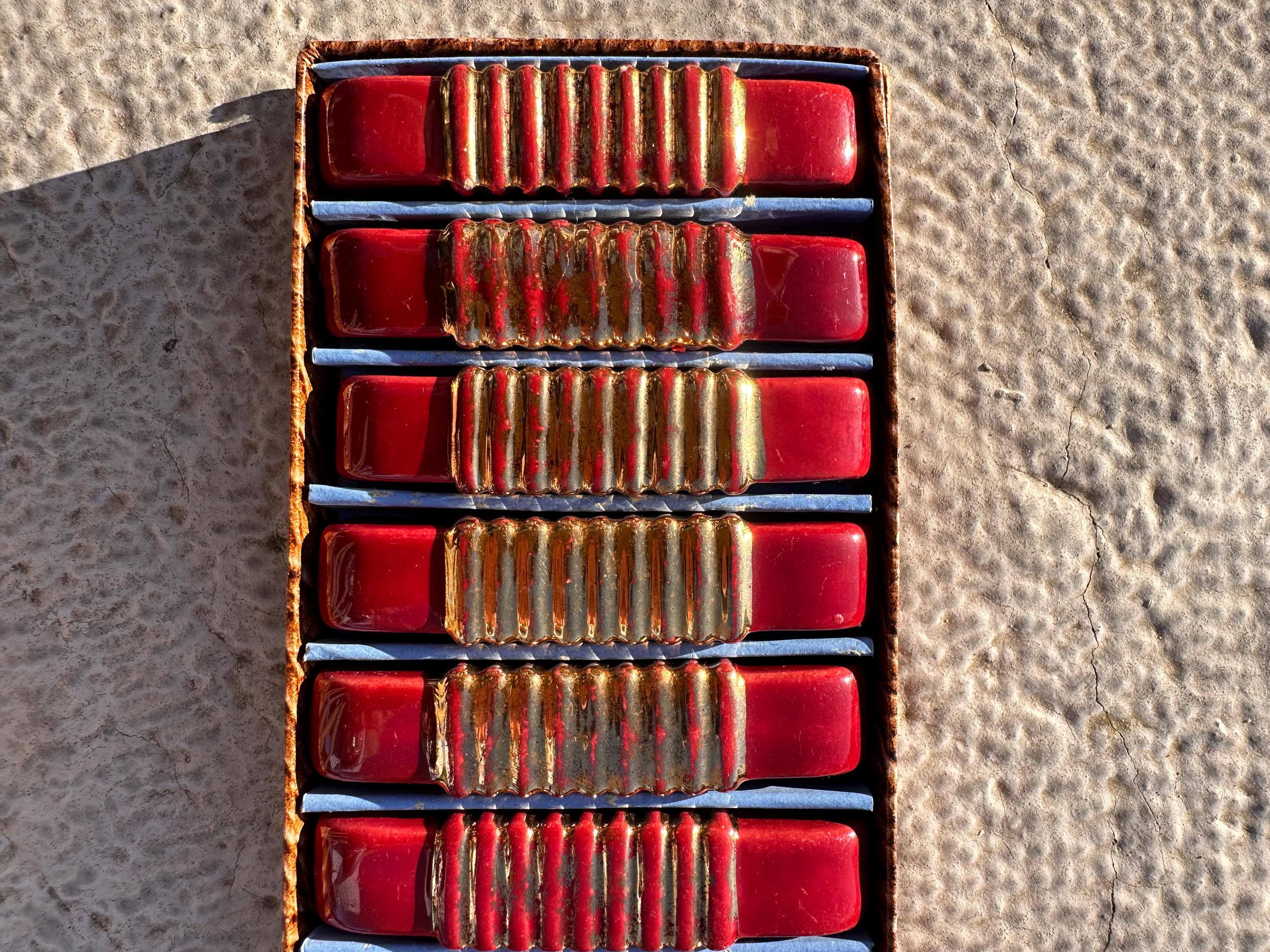 Porte-couteaux Art Déco – Verre Rouge Sang ,doré et design géométrique – Art de la Table Français années 50 - lot de 6