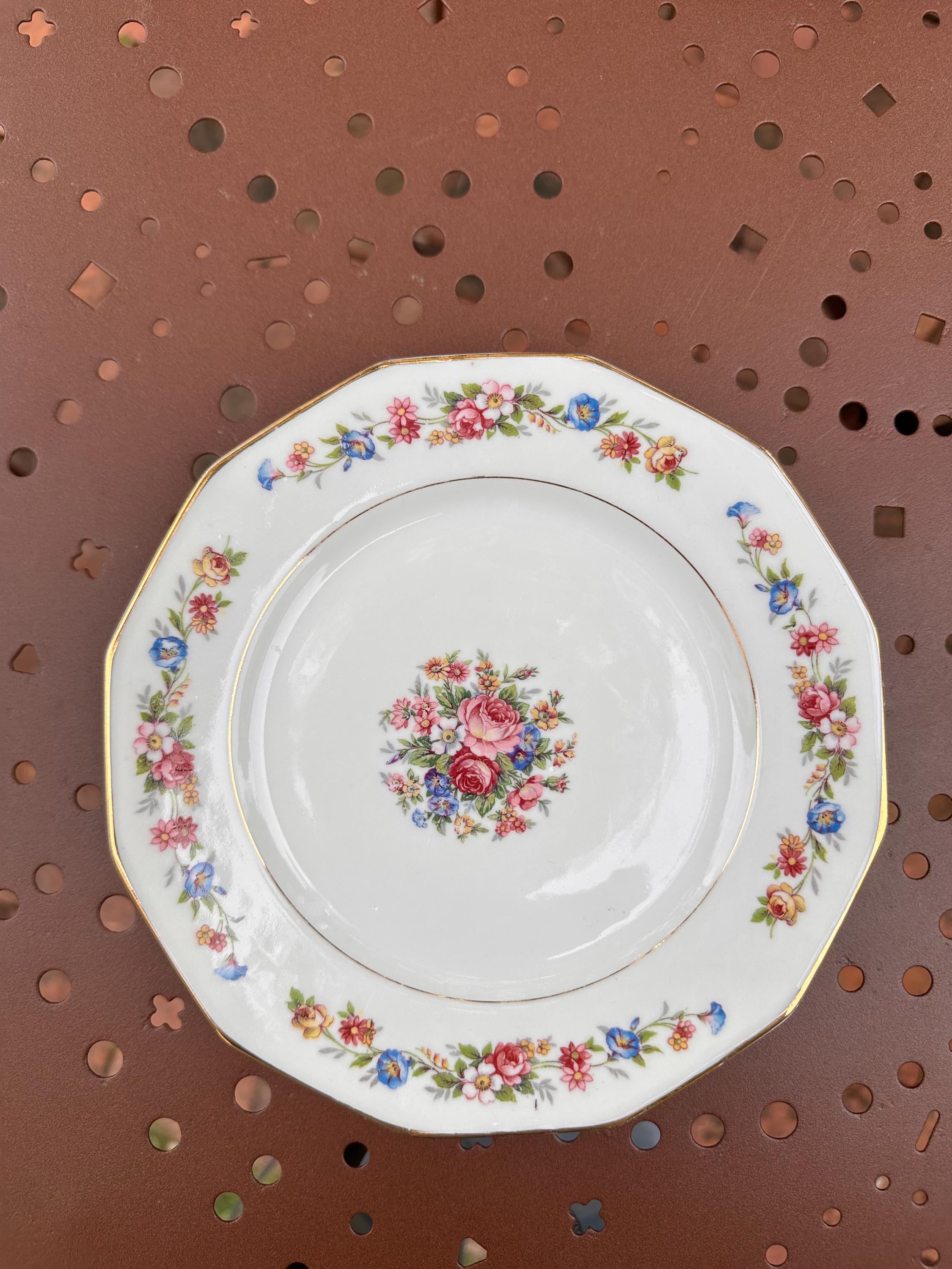 Vintage S.I.P France Dessert Plates - White Porcelain with Floral Pattern and Gilded Rim - Shabby Chic / Country Chic Style - Set of 6