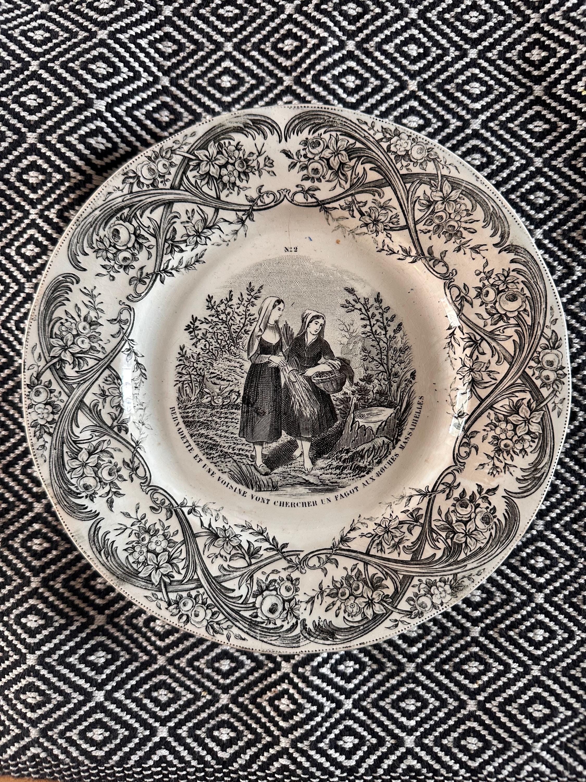 Assiettes historiées numérotées - Lourdes Terre de Fer - lot de 4 Scènes de la vie de Bernadette Soubirous - Creil et Montereau- Fin XIXème