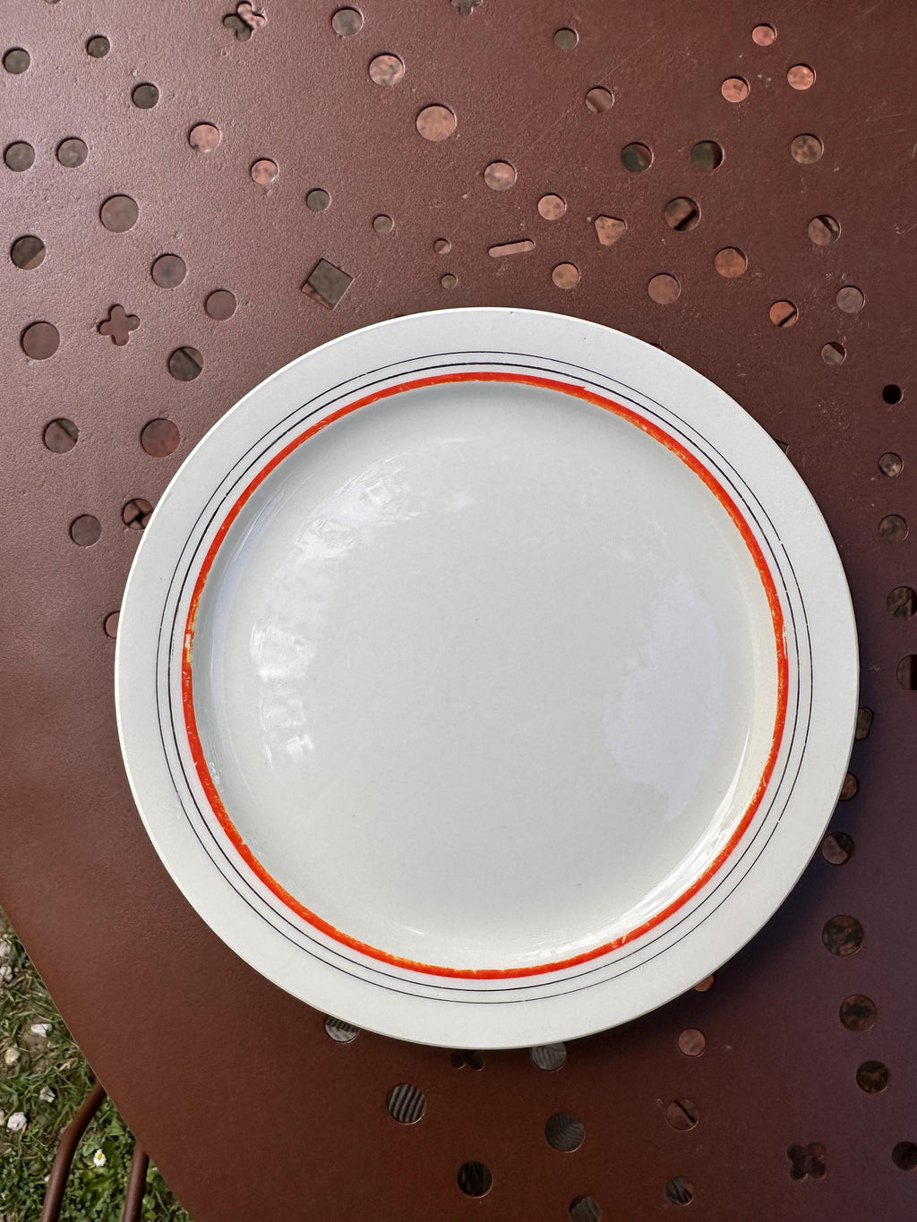 Plat à gâteaux Vintage Boch Frères La Louvière - Plat à Oreilles Argenté et 2 Assiettes - Art Déco Belgique - Rouge noir argent - mix&match