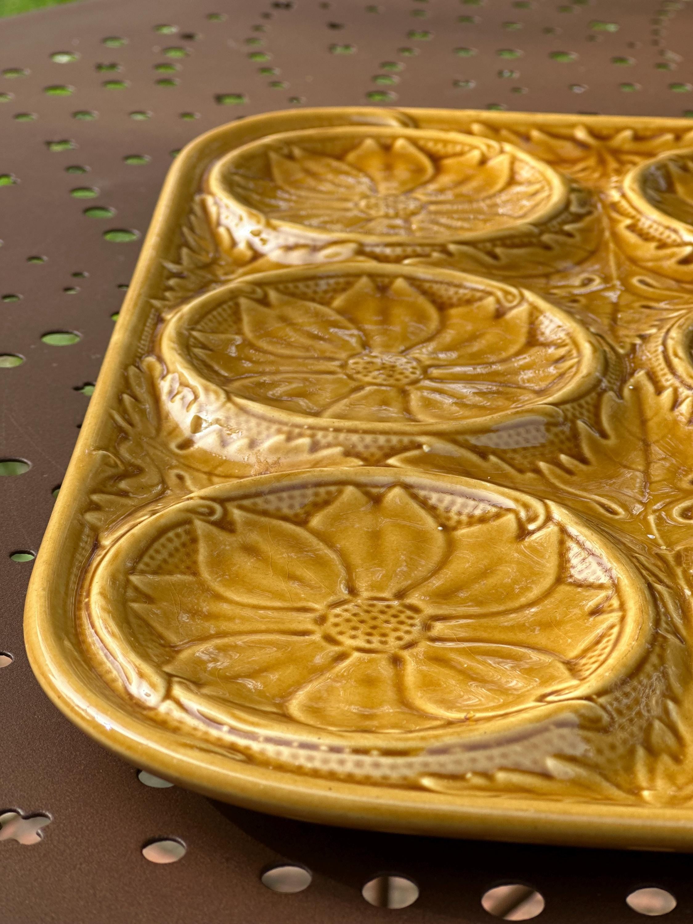 Plat à artichauts ancien en barbotine – Décor feuilles et compartiments