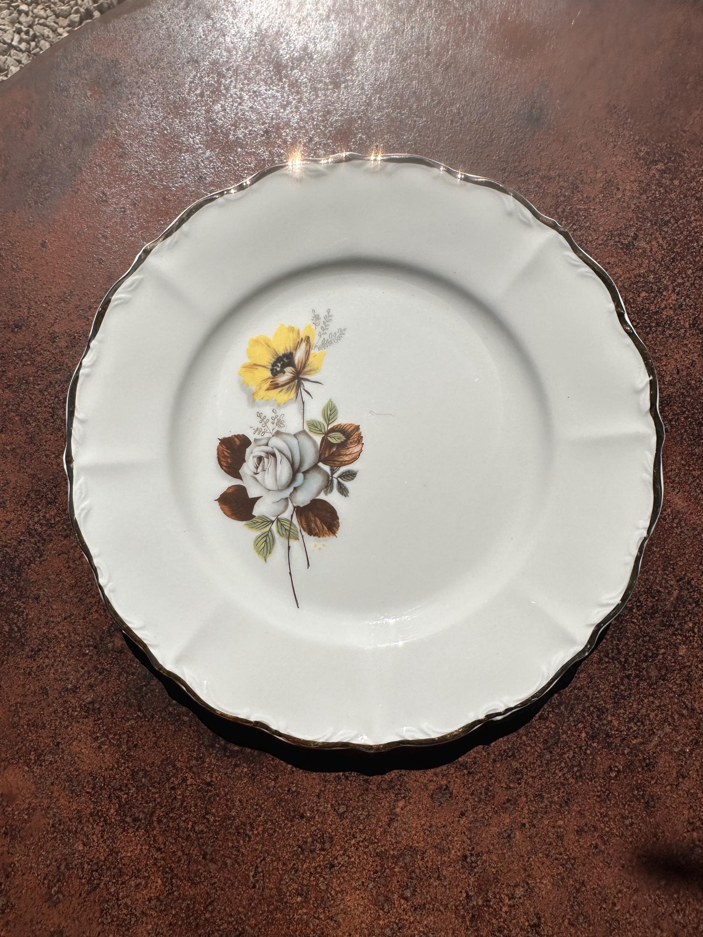 Assiettes Porcelaine Française Veronèse – Décor Floral Roses Jaune et Grise, Bordure festonnée dorée – Art de la Table Rétro - lot de 8