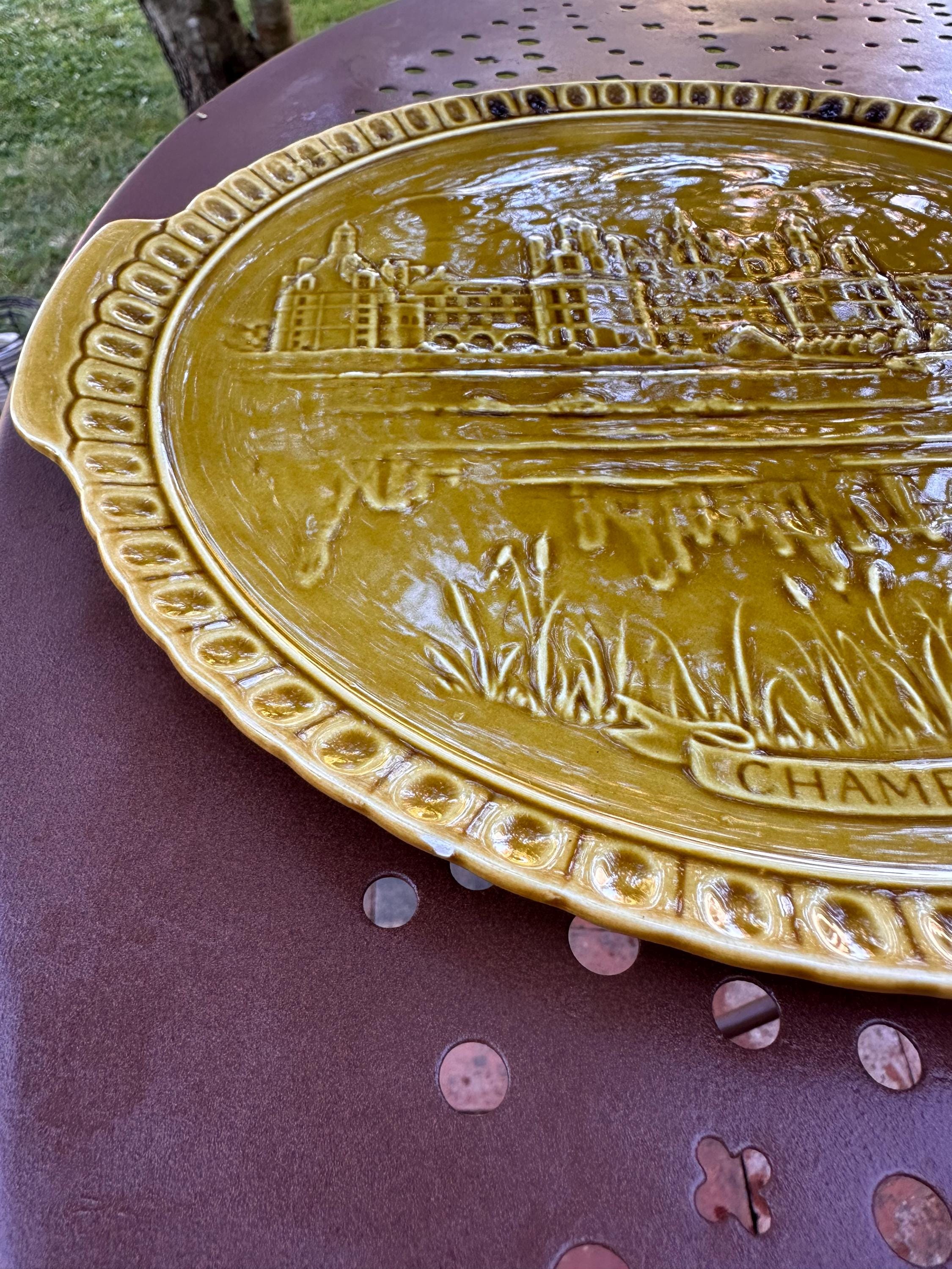 Grand plat à oreilles en faïence de Gien – Décor Château de Chambord