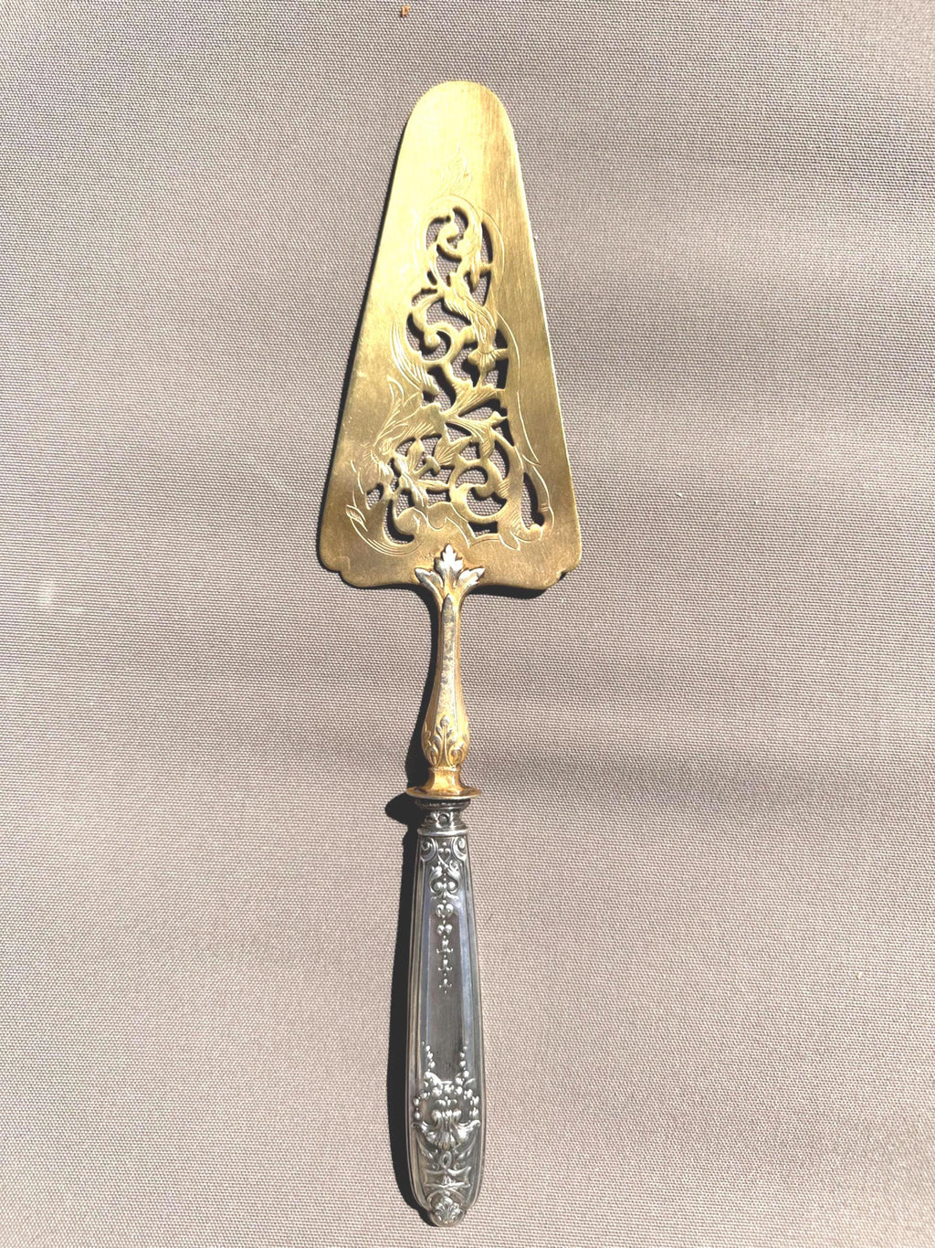Pelle à gâteau ancienne en argent fourré et métal doré – Style Rocaille