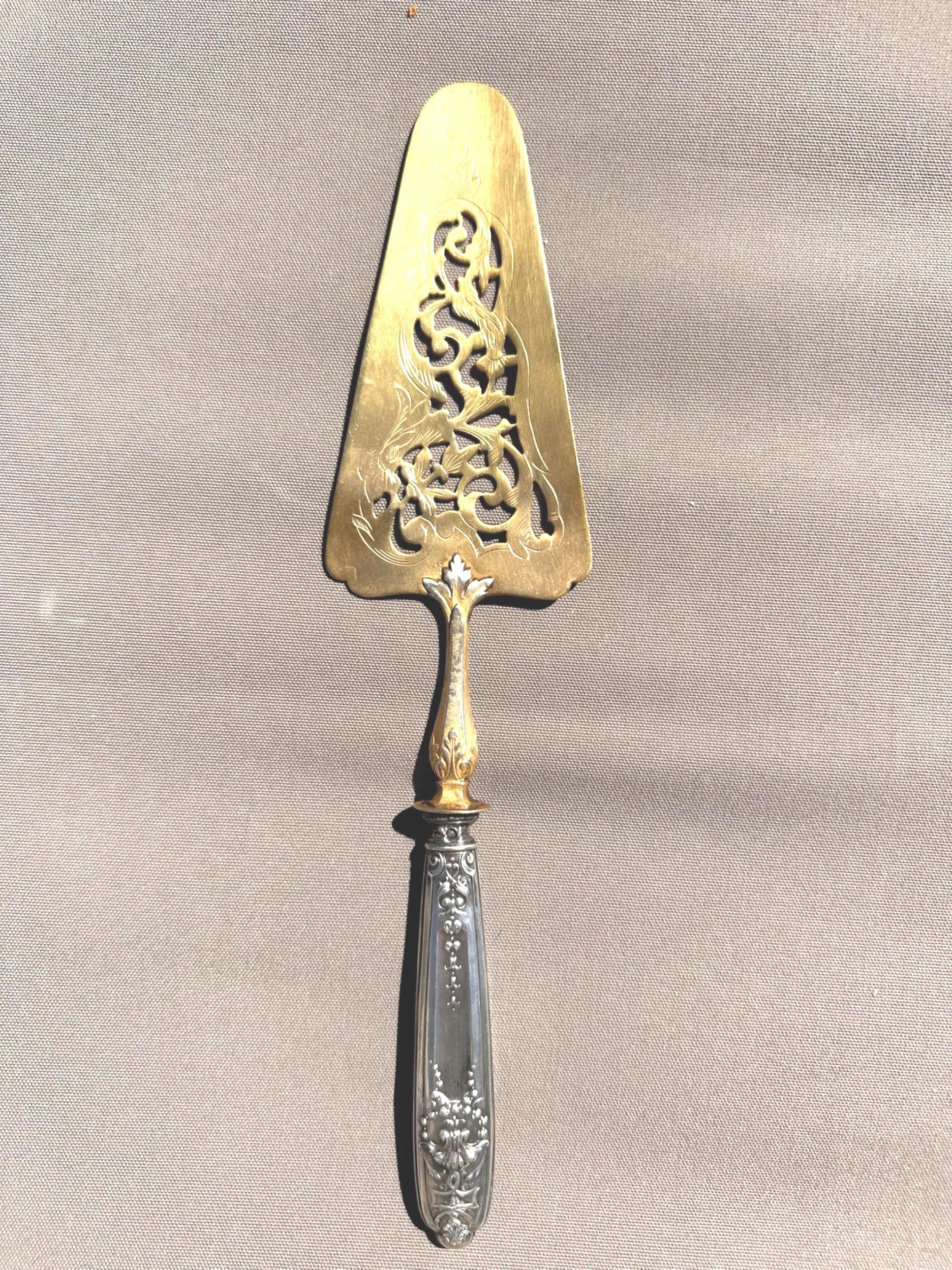 Pelle à gâteau ancienne en argent fourré et métal doré – Style Rocaille