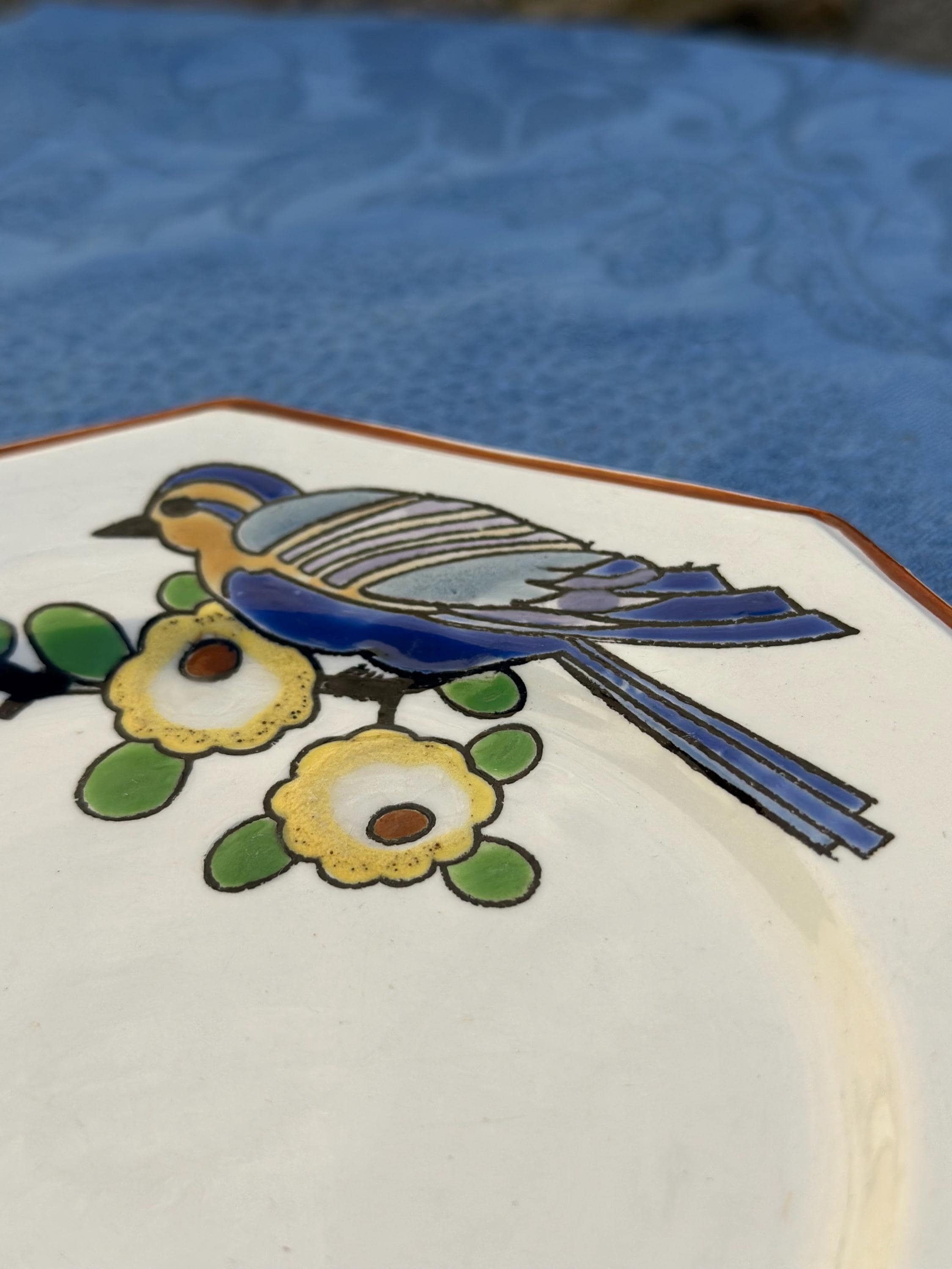 Assiette octogonale Longwy – Motif oiseau Art Déco