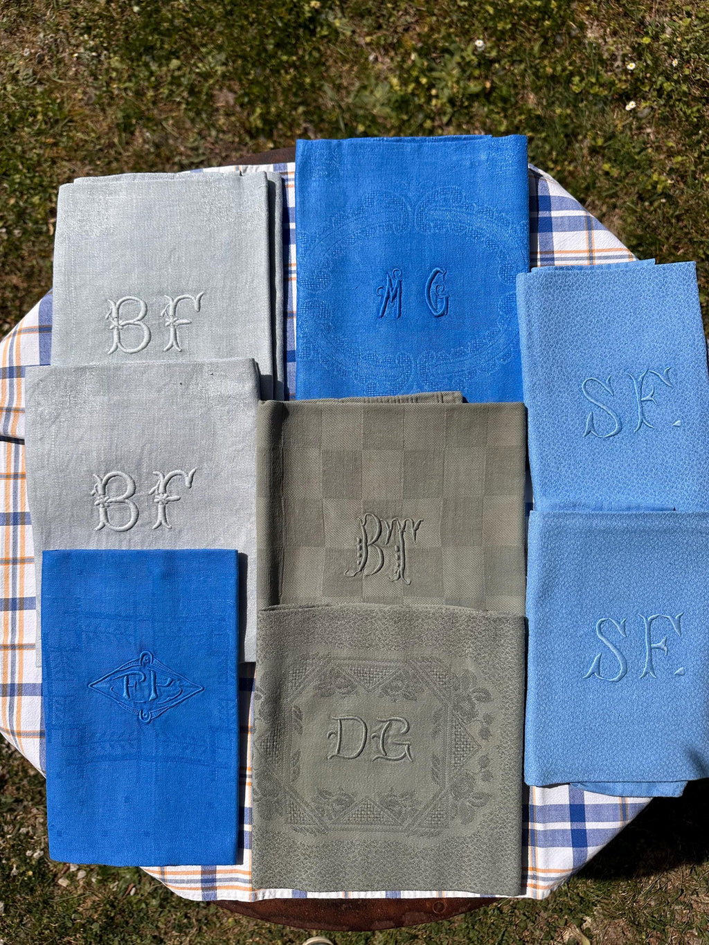 Lot de 8 Serviettes Anciennes Teintées – Monogrammes Brodés Mix & Match