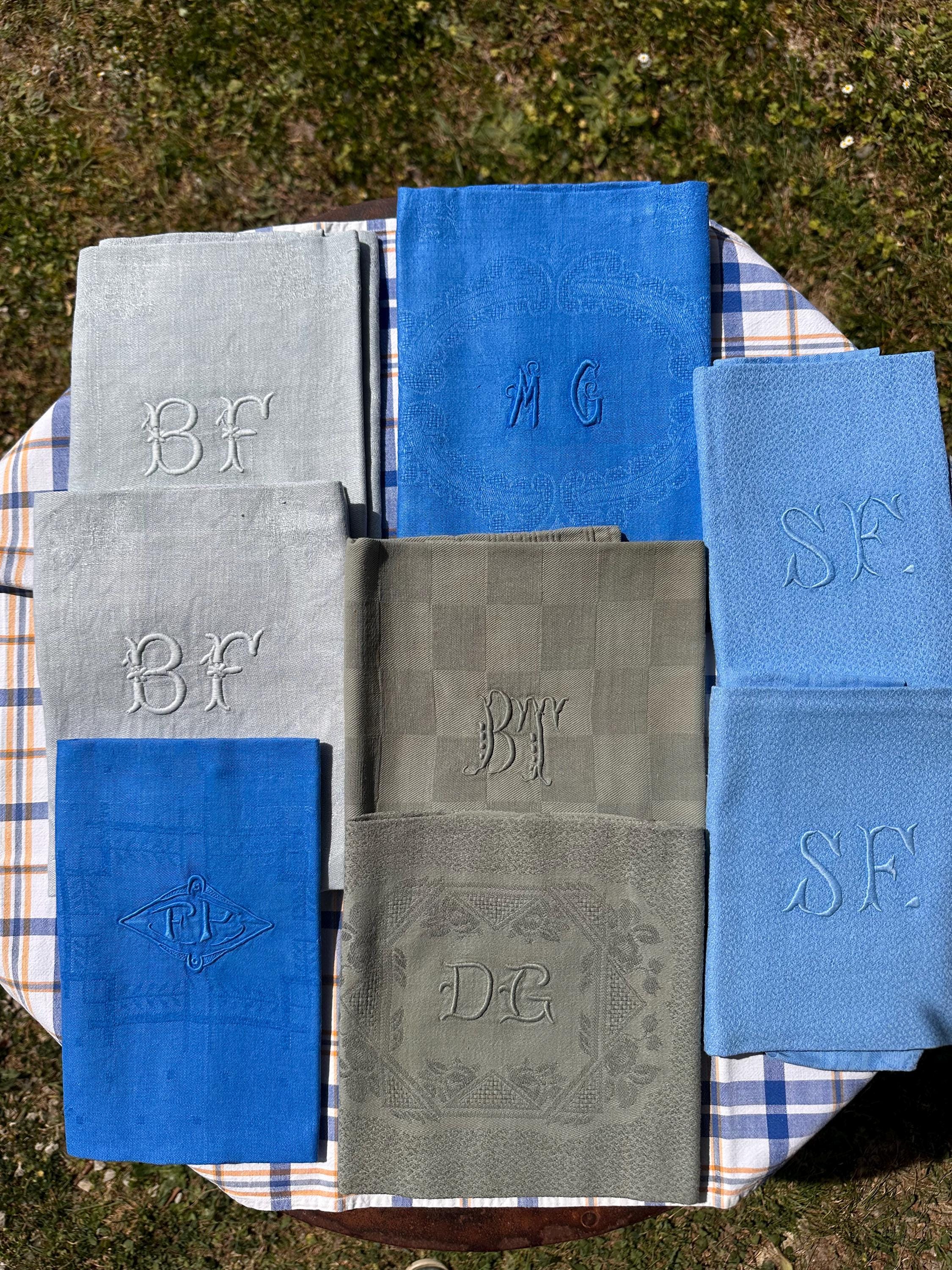 Lot de 8 Serviettes Anciennes Teintées – Monogrammes Brodés Mix & Match