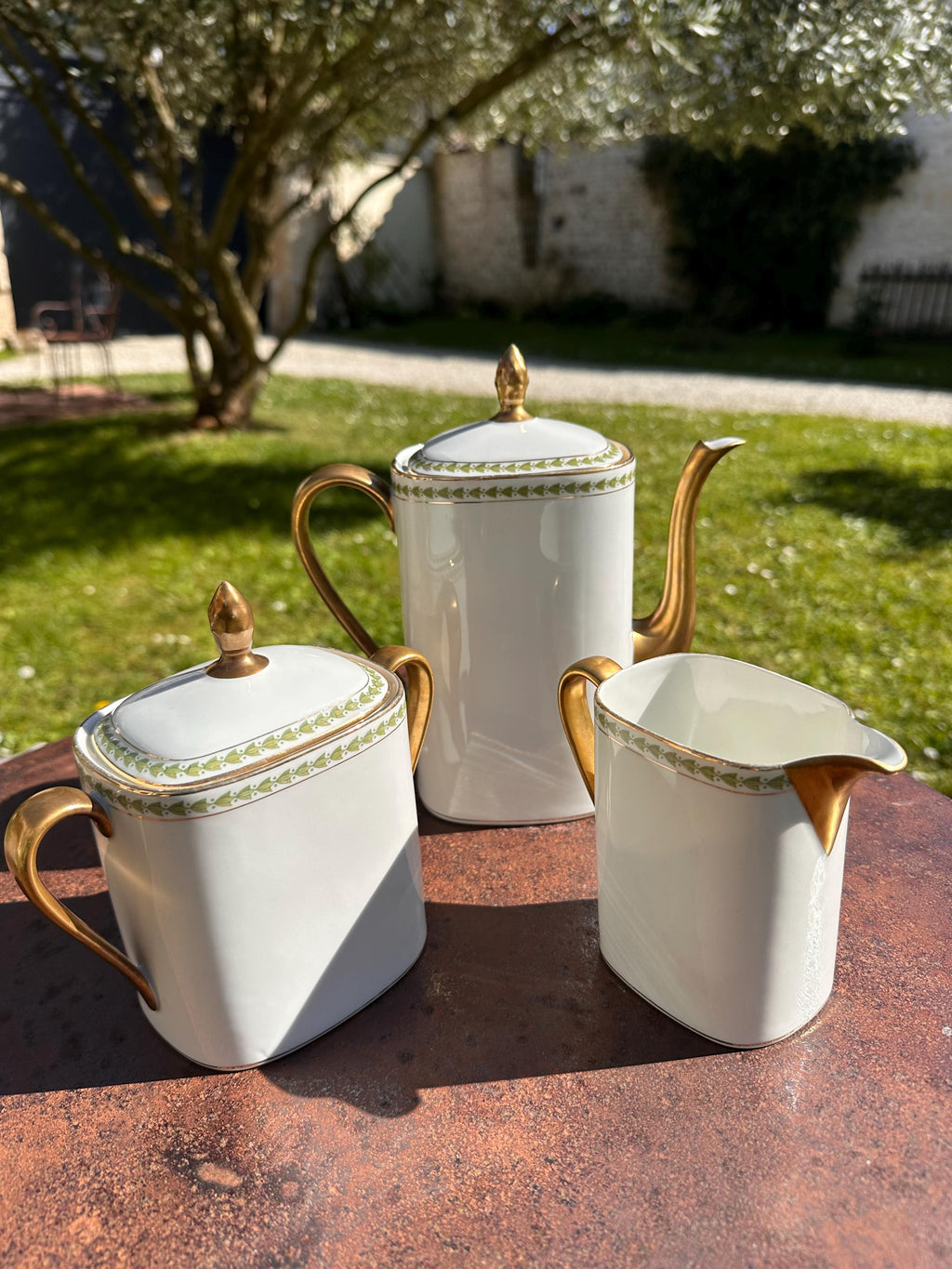 Service à café Raynaud Limoges – Porcelaine blanche, dorure et frise verte