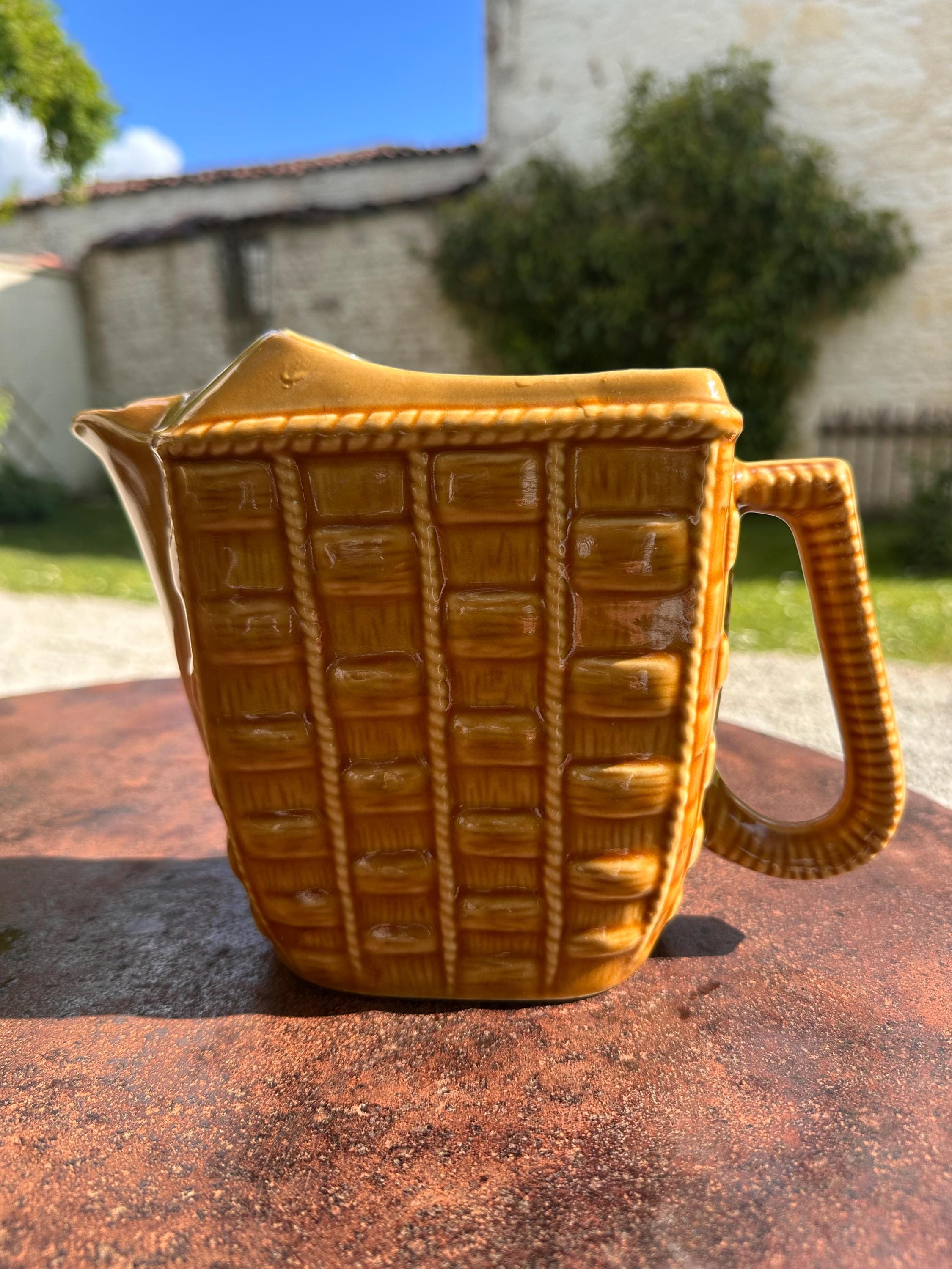 Pichet ancien en céramique jaune moutarde – Décor vanné